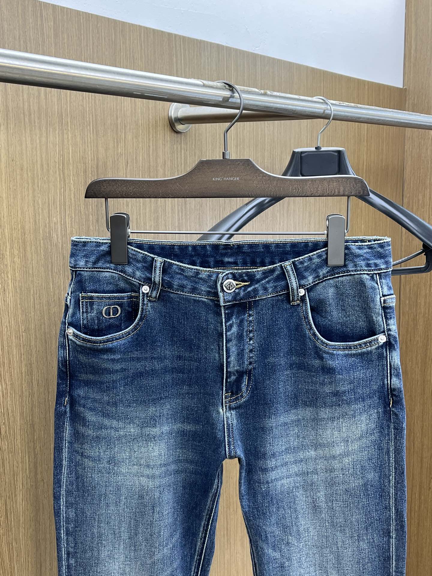 秋冬 CD 新款来袭🔥秋冬爆款新品 有售 实体店极品牛仔裤🐂原版好货，适合各个年龄段。市场最高版本的欧洲