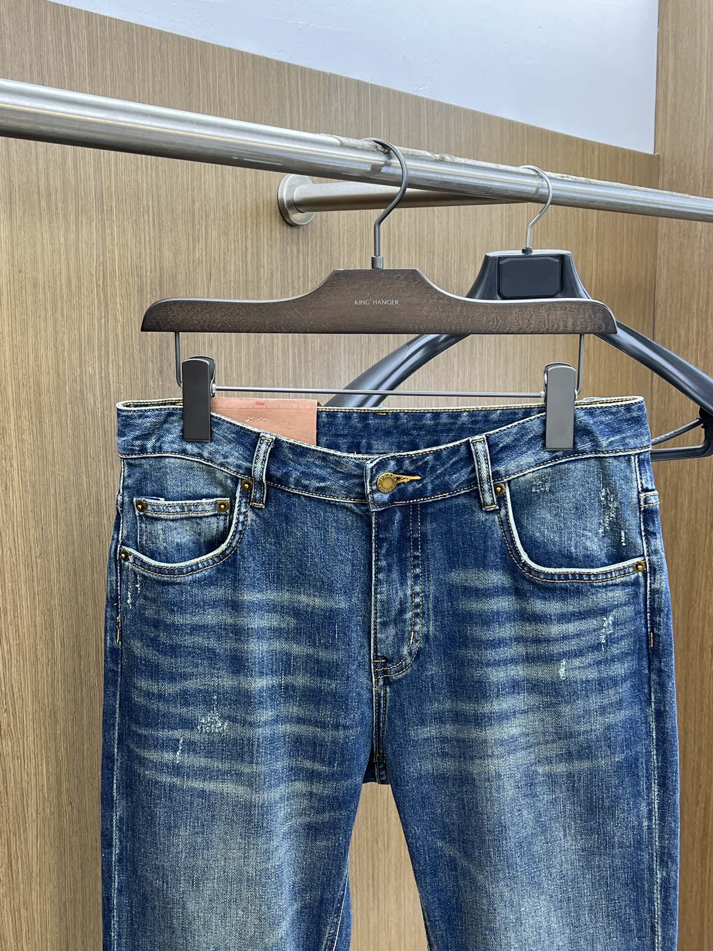 秋冬 PD 新款来袭🔥秋冬爆款新品 有售 实体店极品牛仔裤🐂原版好货，适合各个年龄段。市场最高版本的欧洲