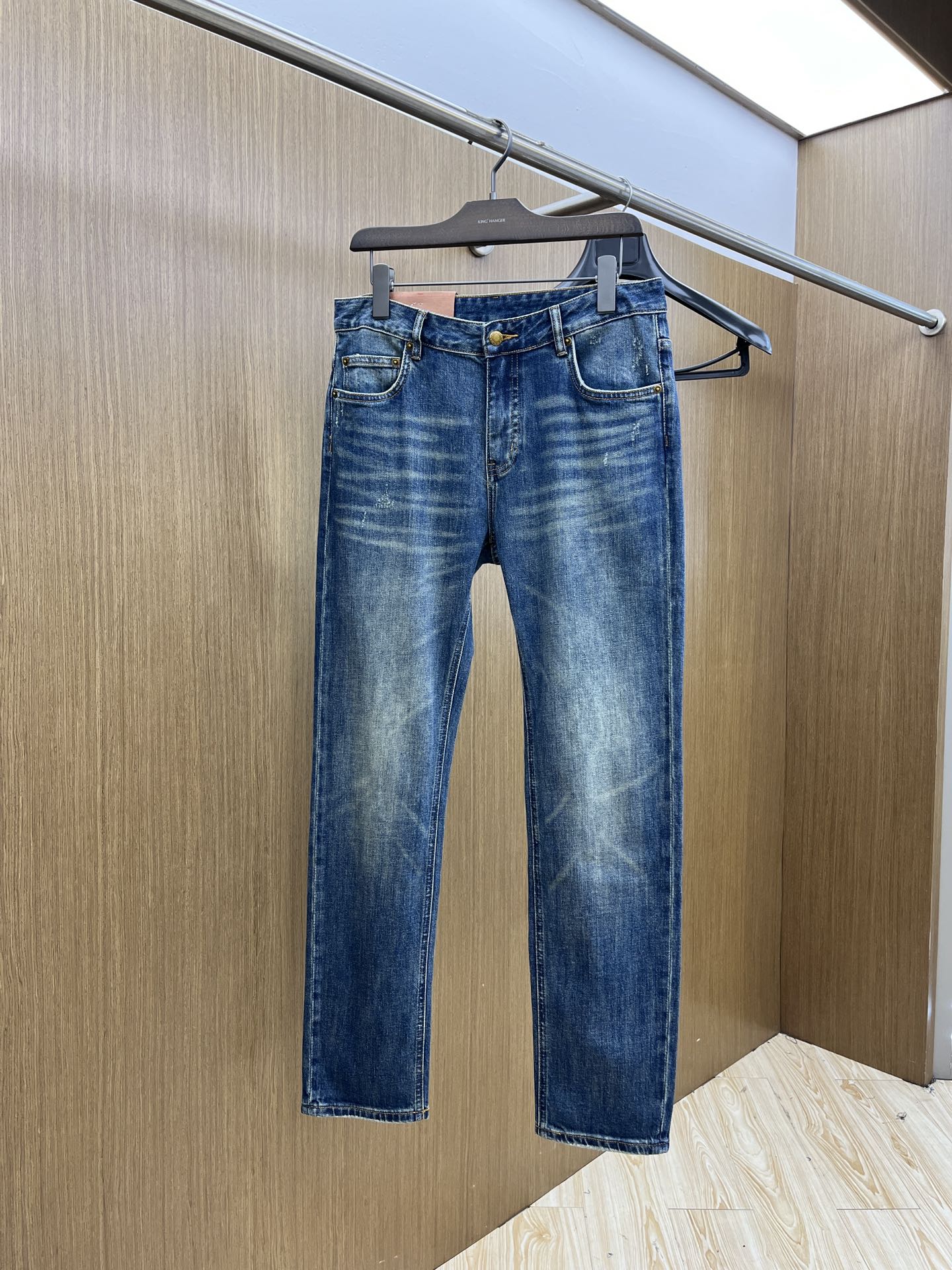 秋冬 PD 新款来袭🔥秋冬爆款新品 有售 实体店极品牛仔裤🐂原版好货，适合各个年龄段。市场最高版本的欧洲
