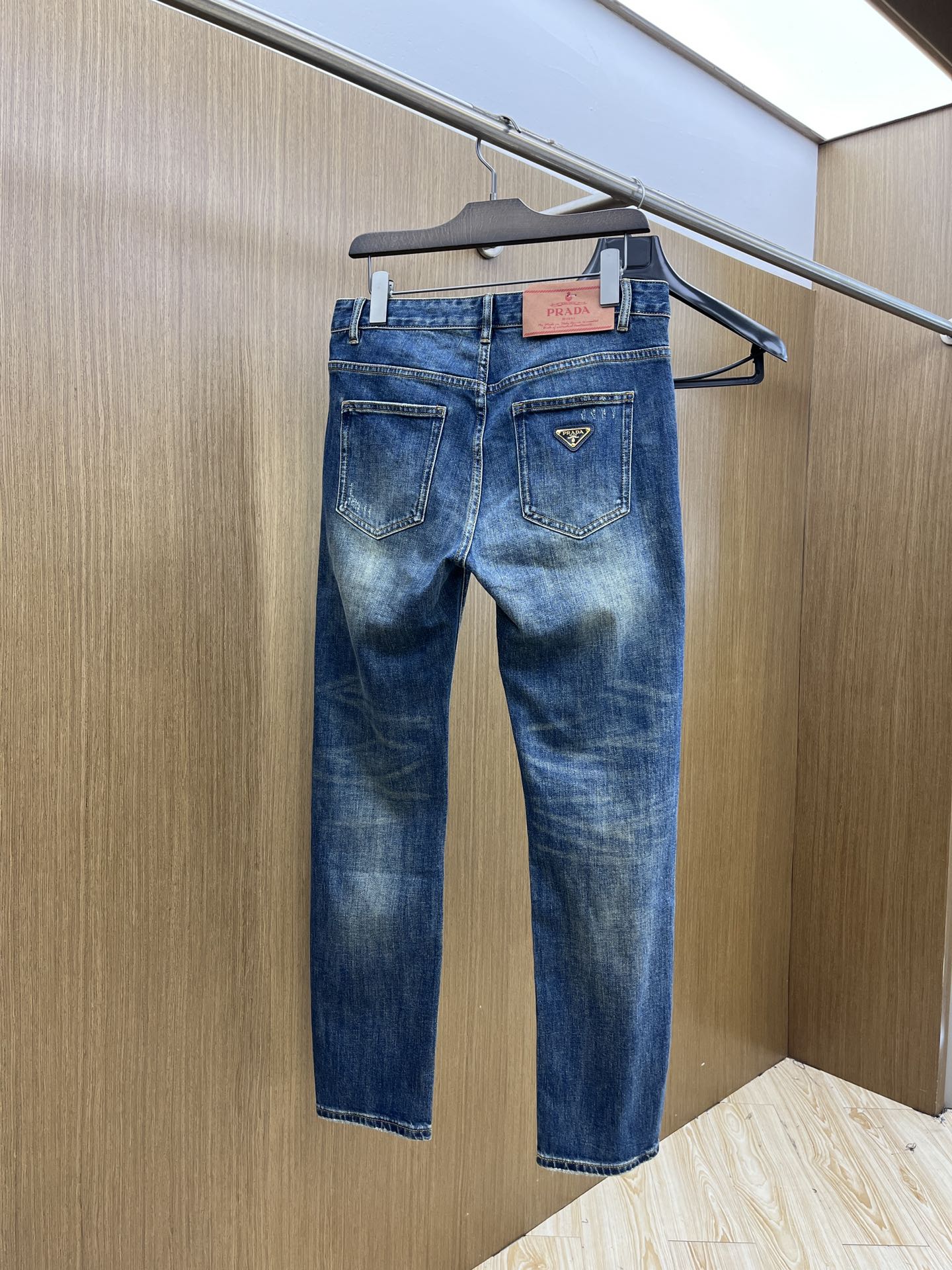 秋冬 PD 新款来袭🔥秋冬爆款新品 有售 实体店极品牛仔裤🐂原版好货，适合各个年龄段。市场最高版本的欧洲