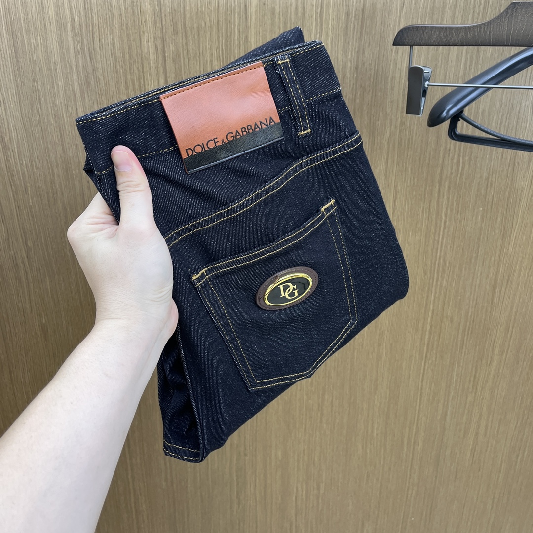 NO:565630,Autumn and winter DG new models are coming. Hot new products in autumn and winter are on sale. The best original jeans in physical stores, suitable for all ages. The highest version of European imported fabrics on the market. Comfortable, soft and skin-friendly, with super upper body effect, fashionable and versatile. fzh is straight and stylish, a wardrobe must-have!  Suitable for any occasion. Sizes: 29-38 without 35.37, jeans, alexander wang19860909秋冬 DG 新款来袭秋冬爆款新品 有售 实体店极品牛仔裤原版好货,适合各个年龄段.市场最高版本的欧洲进口面料.舒适柔软亲肤,上身效果超级棒时尚百搭 fzh笔挺有型,衣橱必备！适合任何场合穿着 尺码:29-38无35.37,,jeans,alexander wang,Men's clothing