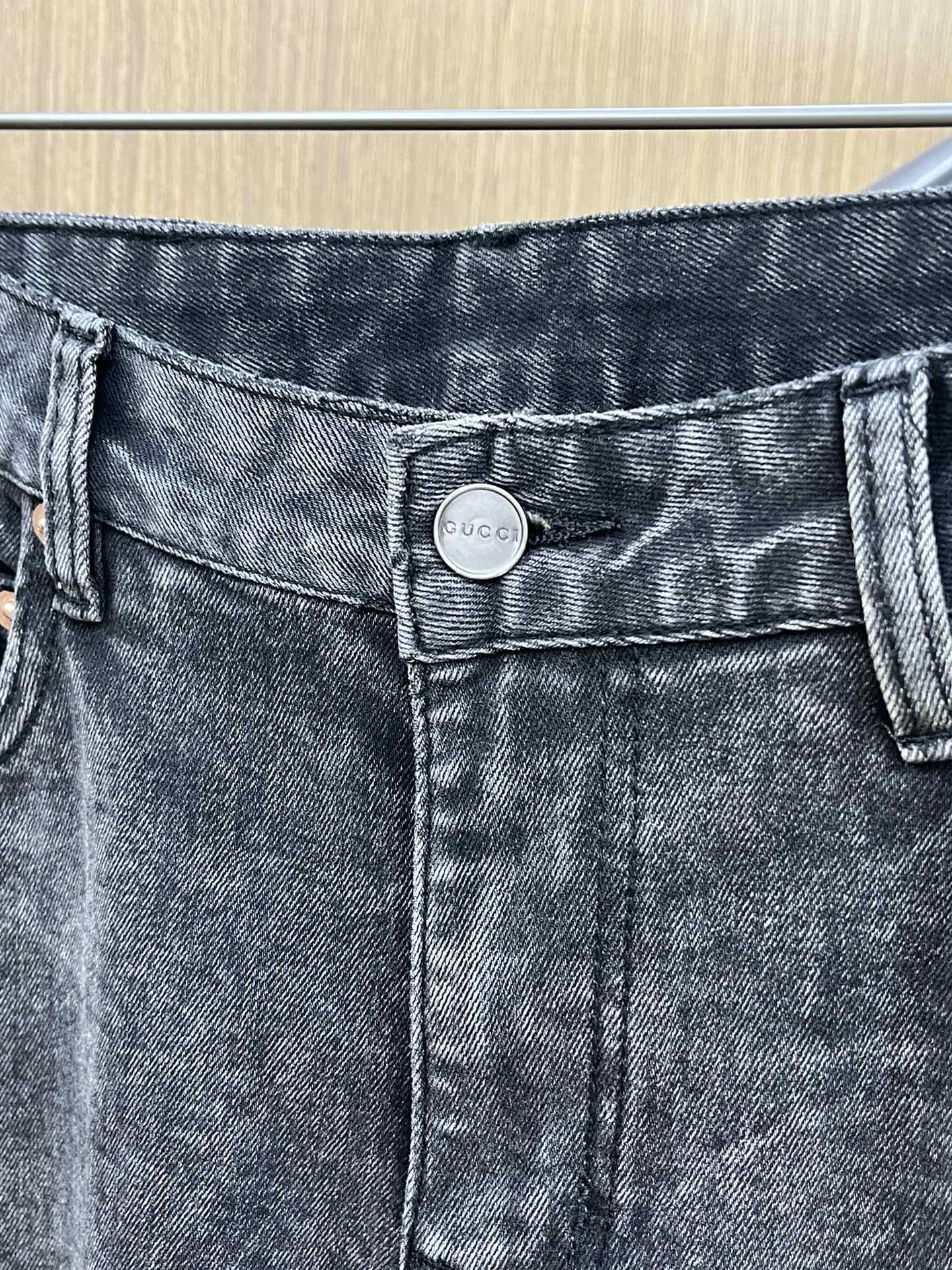 秋冬 Guc 新款来袭🔥秋冬爆款新品 有售 实体店极品牛仔裤🐂原版好货，适合各个年龄段。市场最高版本的欧