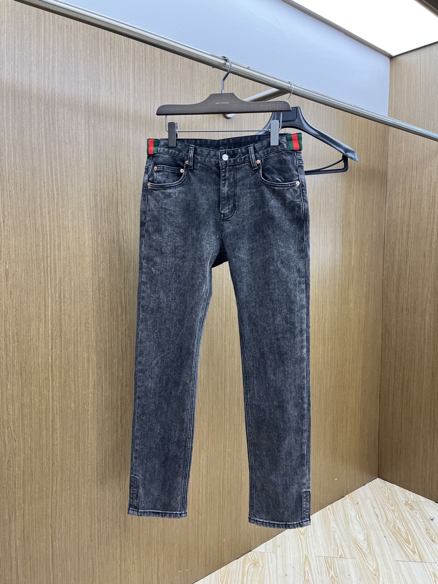 秋冬 Guc 新款来袭🔥秋冬爆款新品 有售 实体店极品牛仔裤🐂原版好货，适合各个年龄段。市场最高版本的欧