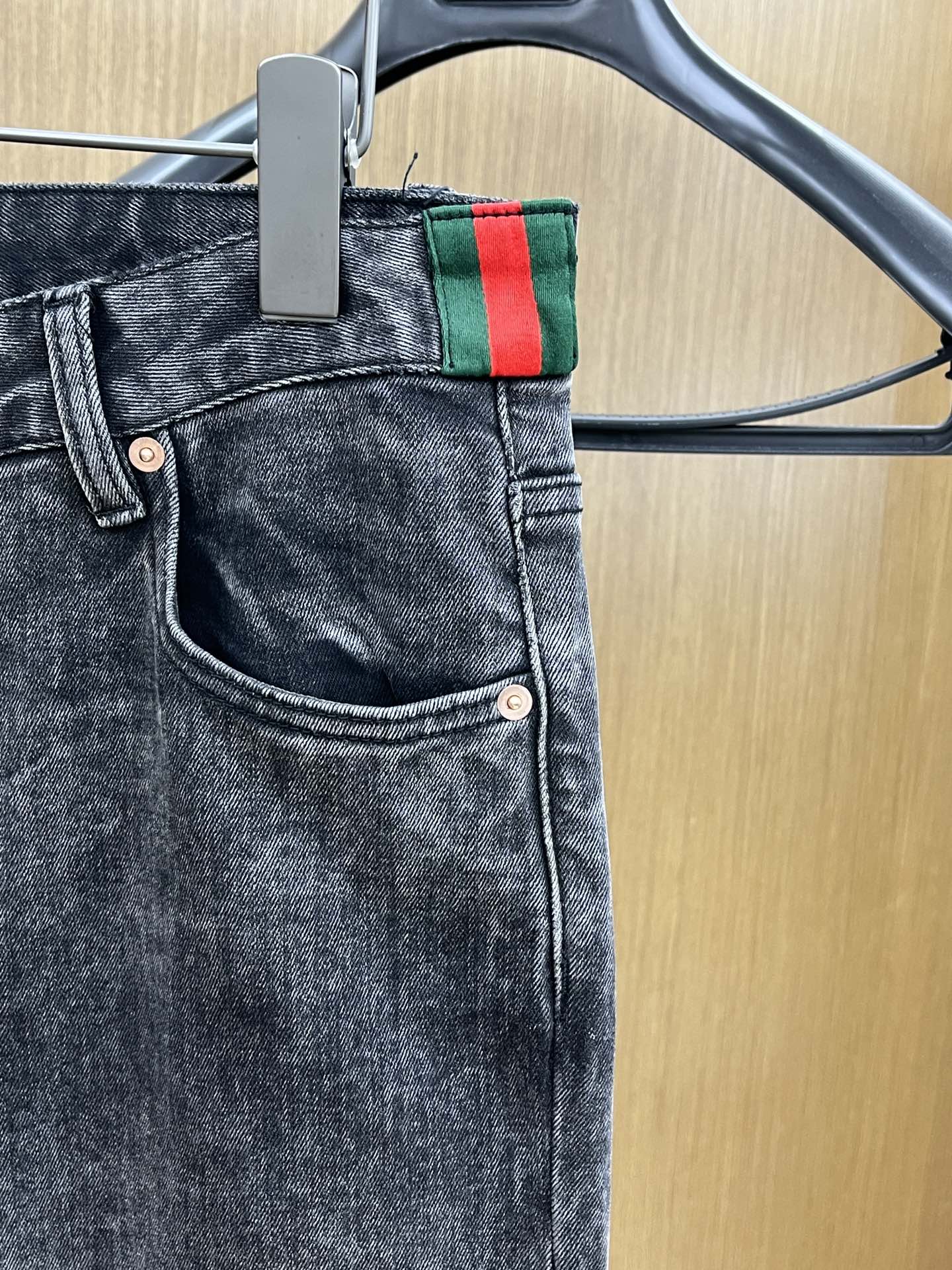 秋冬 Guc 新款来袭🔥秋冬爆款新品 有售 实体店极品牛仔裤🐂原版好货，适合各个年龄段。市场最高版本的欧