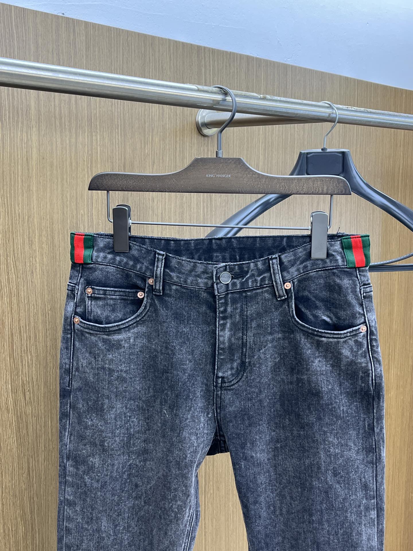 秋冬 Guc 新款来袭🔥秋冬爆款新品 有售 实体店极品牛仔裤🐂原版好货，适合各个年龄段。市场最高版本的欧