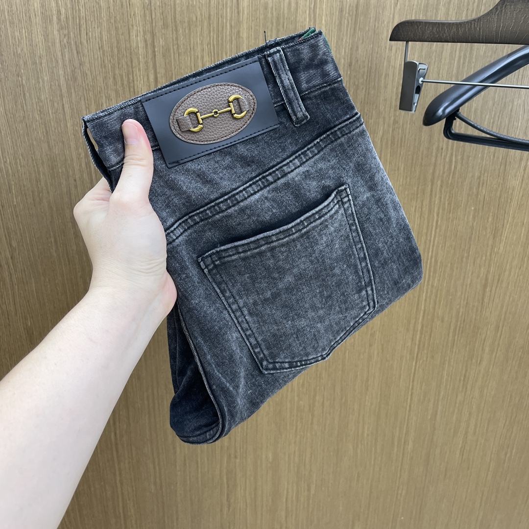 NO:565634,Autumn and winter Guc new models are coming, hot new products for autumn and winter are on sale. The best original jeans in physical stores, suitable for all ages. The highest version of European imported fabrics on the market. Comfortable, soft and skin-friendly, the upper body effect is super fashionable and versatile. fzh is straight and stylish, a wardrobe must-have!  Suitable for any occasion. Sizes: 29-38 without 35.37, gucci, jeans, alexander wang19860909秋冬 Guc 新款来袭秋冬爆款新品 有售 实体店极品牛仔裤原版好货,适合各个年龄段.市场最高版本的欧洲进口面料.舒适柔软亲肤,上身效果超级棒时尚百搭 fzh笔挺有型,衣橱必备！适合任何场合穿着 尺码:29-38无35.37,,gucci,jeans,alexander wang,Men's clothing