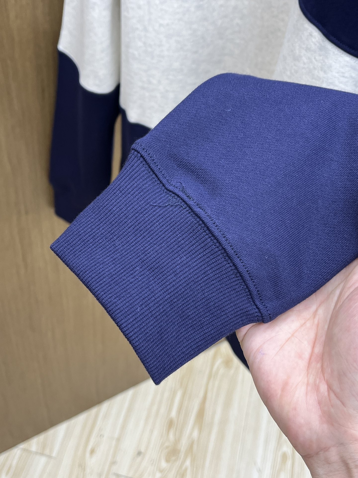 MiuMiu缪缪2025秋冬半拉链卫衣，藏青与浅灰拼接超有设计感，半拉链立领增添利落与随性感。精致品牌标