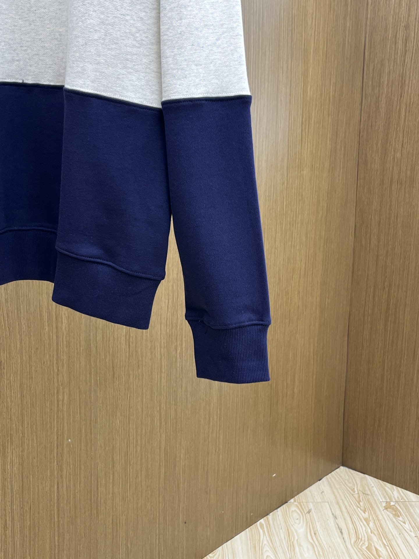 MiuMiu缪缪2025秋冬半拉链卫衣，藏青与浅灰拼接超有设计感，半拉链立领增添利落与随性感。精致品牌标