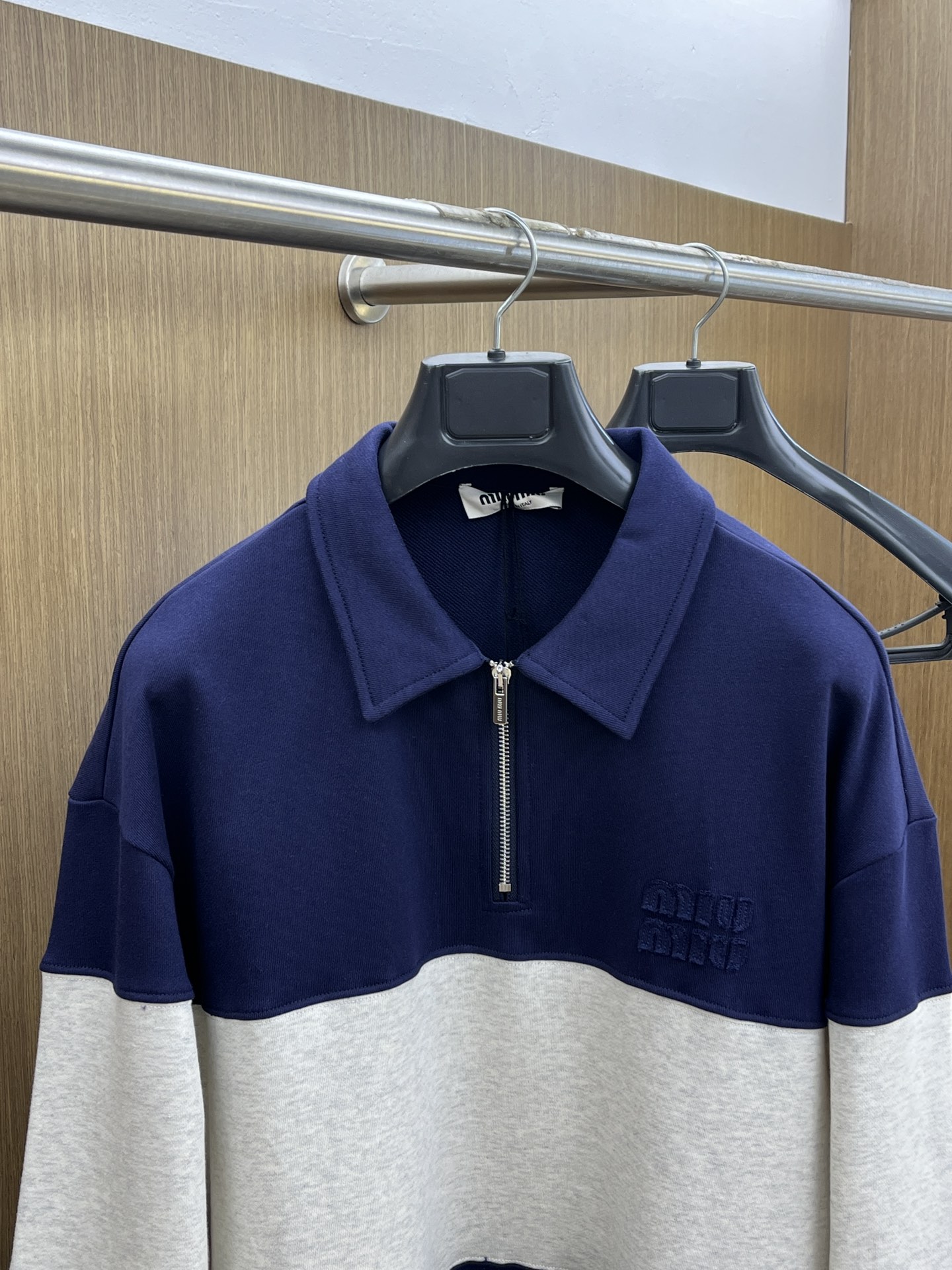 MiuMiu缪缪2025秋冬半拉链卫衣，藏青与浅灰拼接超有设计感，半拉链立领增添利落与随性感。精致品牌标