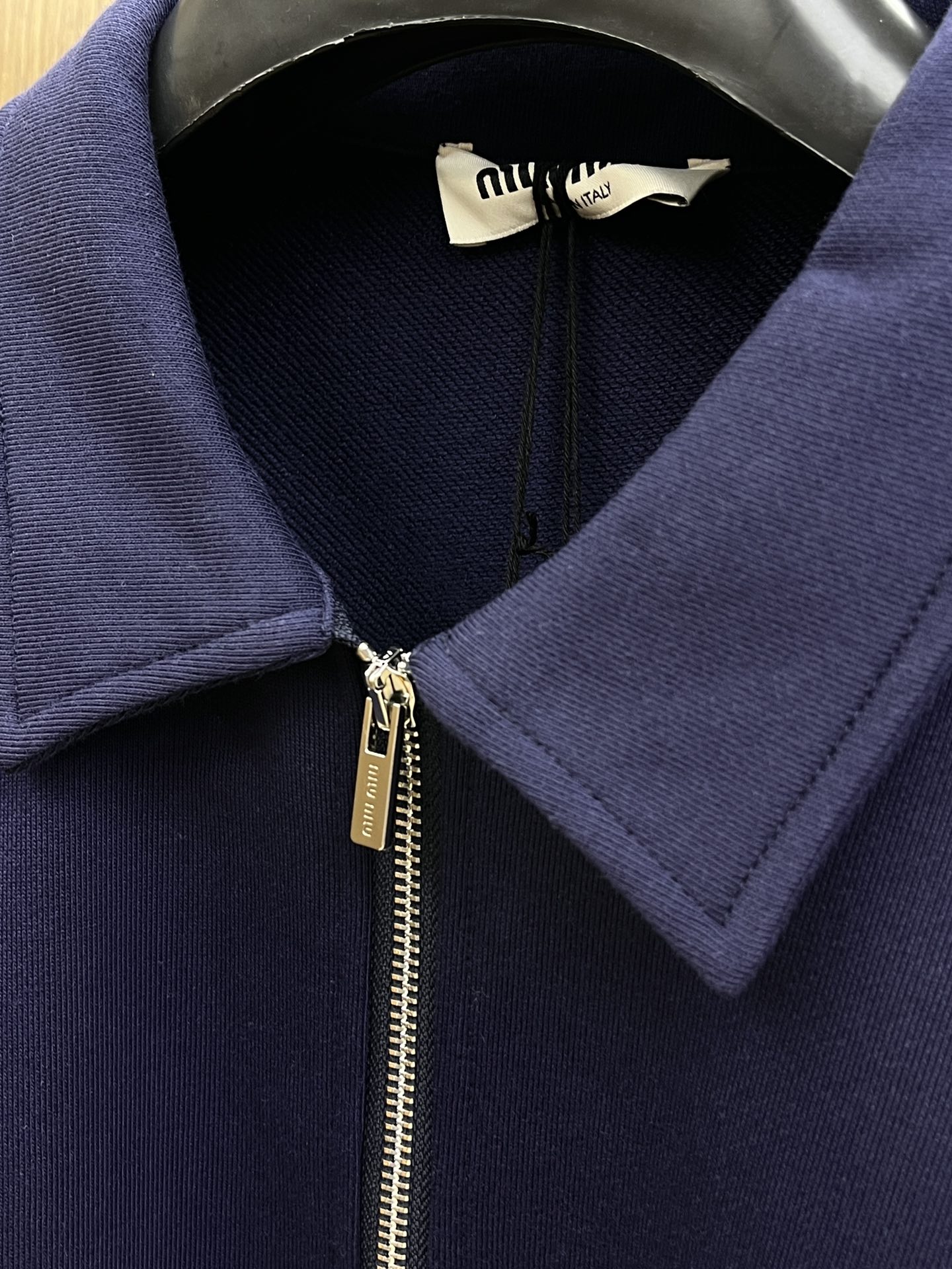 MiuMiu缪缪2025秋冬半拉链卫衣，藏青与浅灰拼接超有设计感，半拉链立领增添利落与随性感。精致品牌标