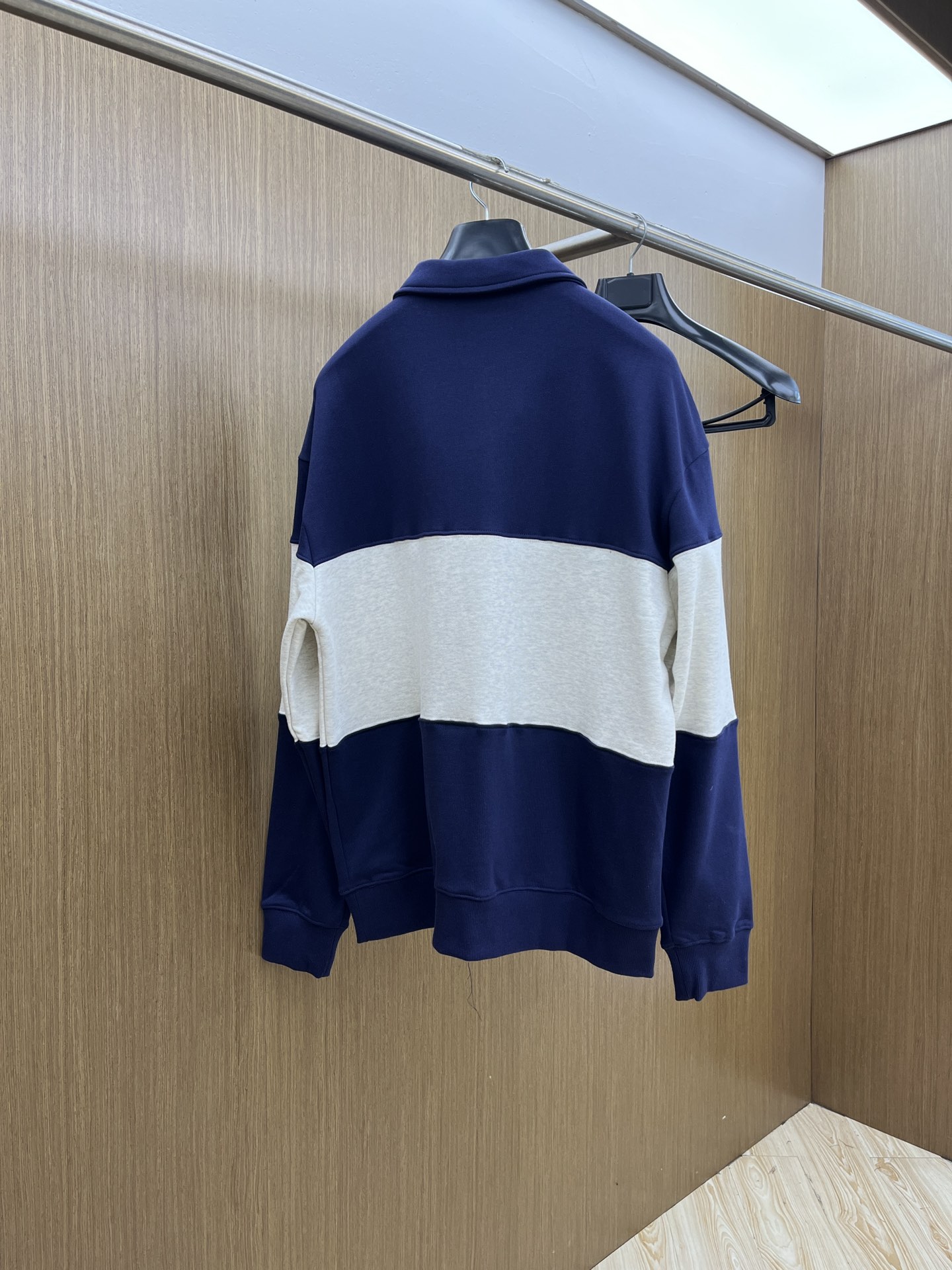 MiuMiu缪缪2025秋冬半拉链卫衣，藏青与浅灰拼接超有设计感，半拉链立领增添利落与随性感。精致品牌标