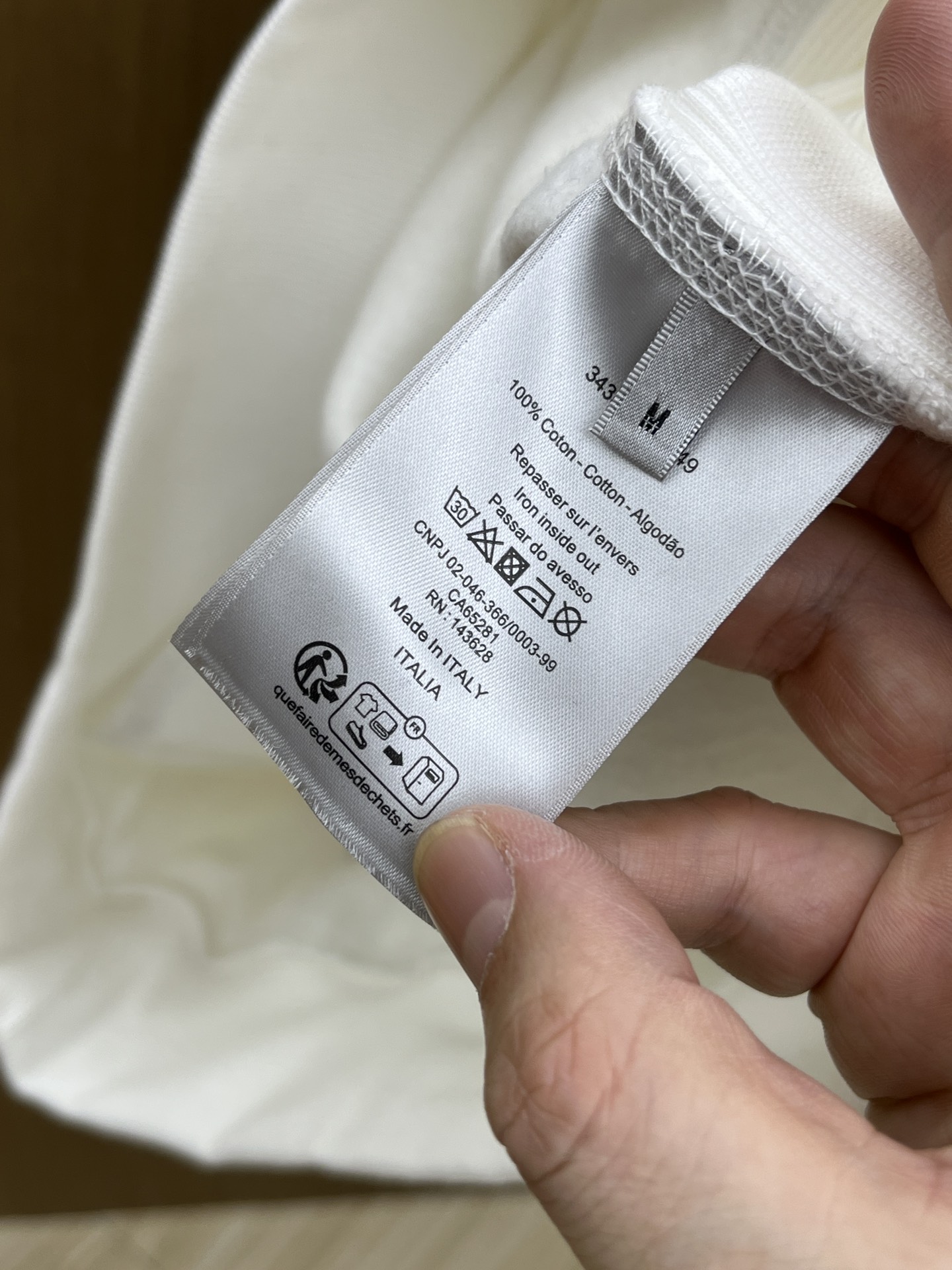 Dior迪奥经典卫衣解锁衣橱里的高阶氛围感当时尚与舒适完美邂逅，Dior这款连帽卫衣便应运而生，成为无数