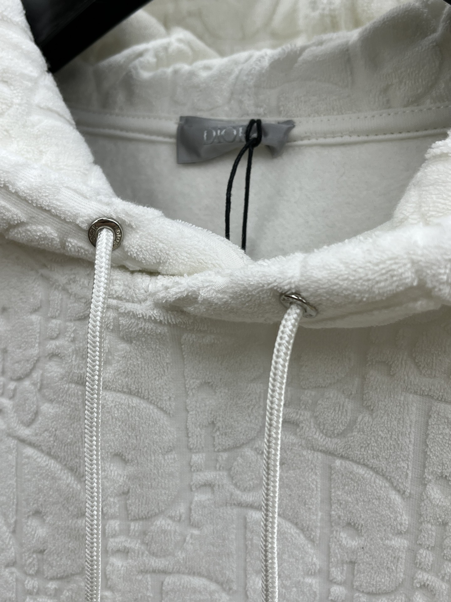 Dior迪奥经典卫衣解锁衣橱里的高阶氛围感当时尚与舒适完美邂逅，Dior这款连帽卫衣便应运而生，成为无数