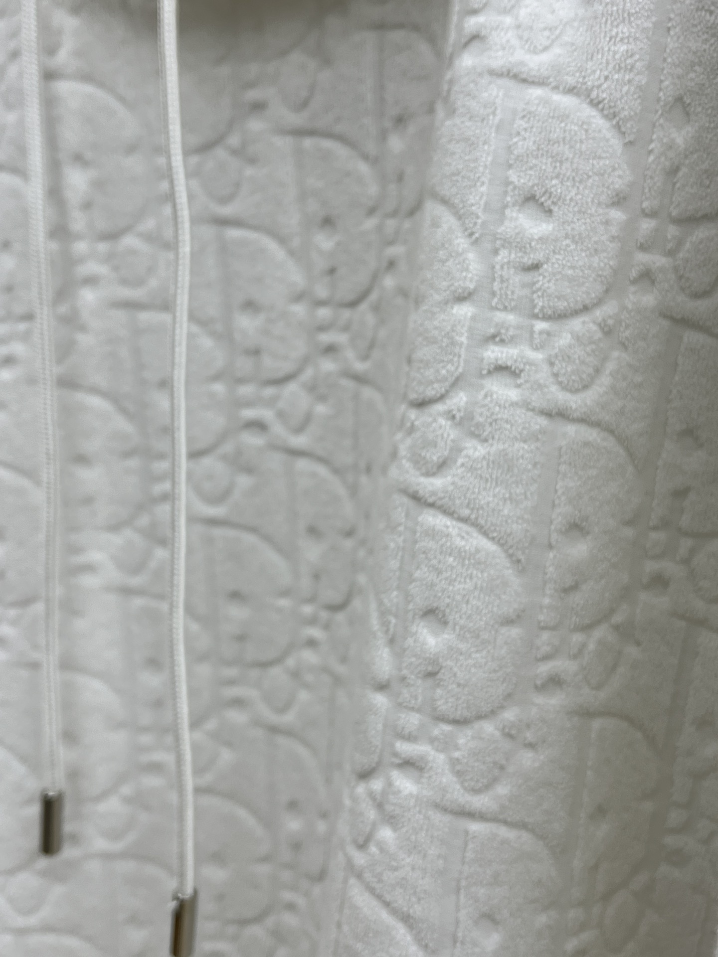 Dior迪奥经典卫衣解锁衣橱里的高阶氛围感当时尚与舒适完美邂逅，Dior这款连帽卫衣便应运而生，成为无数