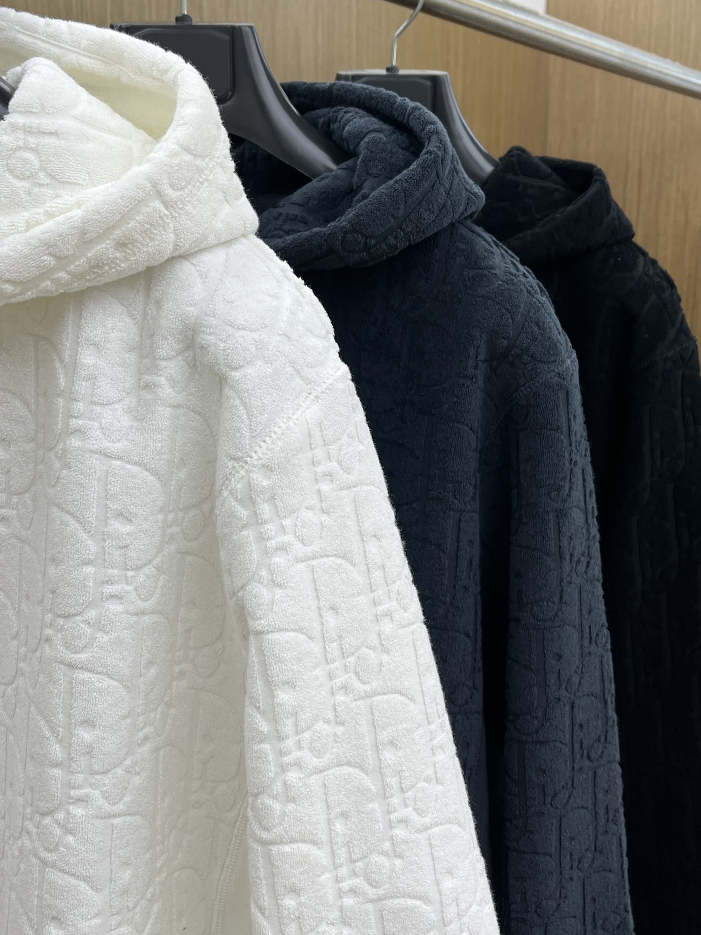 Dior迪奥经典卫衣解锁衣橱里的高阶氛围感当时尚与舒适完美邂逅，Dior这款连帽卫衣便应运而生，成为无数