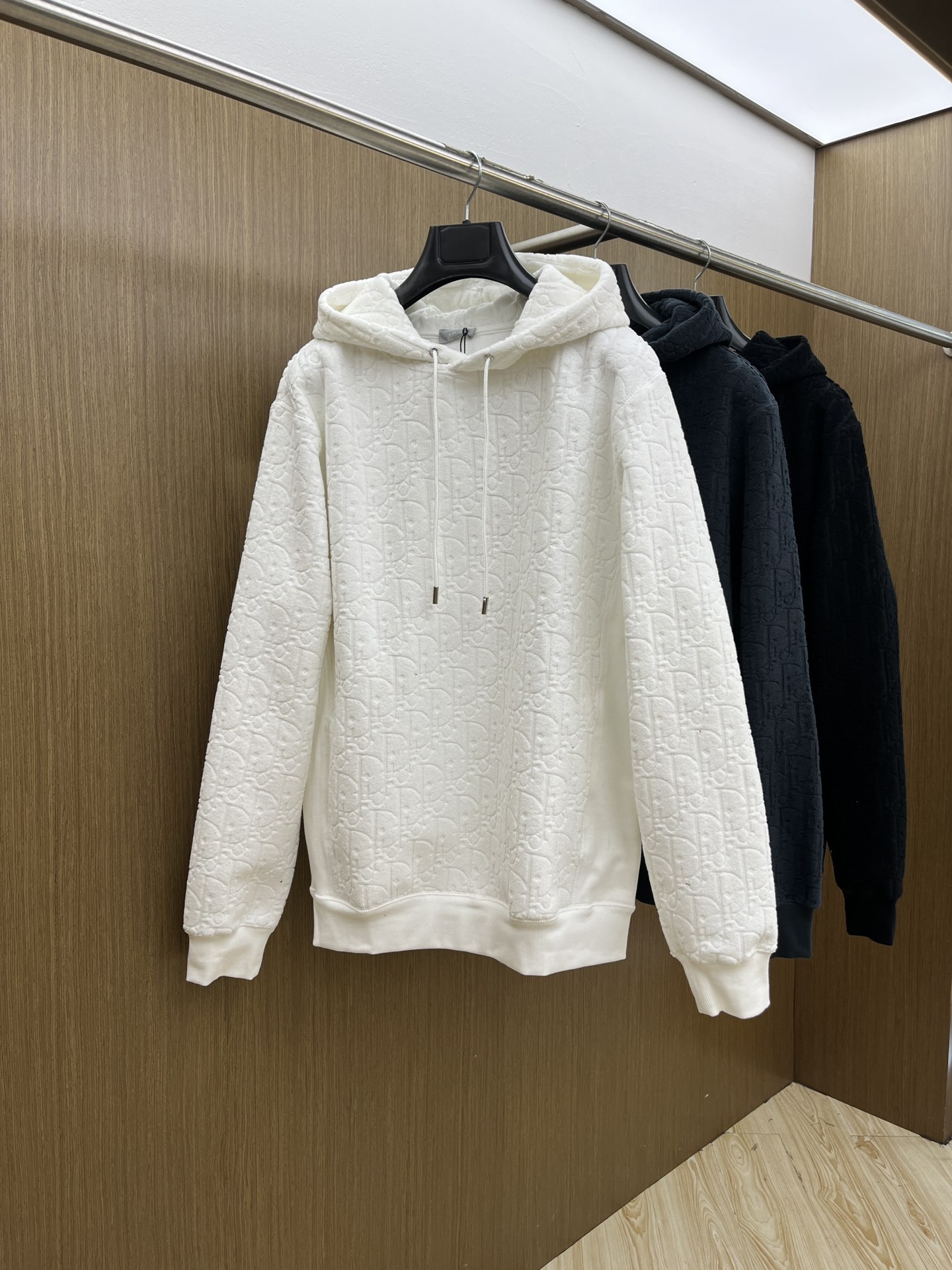 Dior迪奥经典卫衣解锁衣橱里的高阶氛围感当时尚与舒适完美邂逅，Dior这款连帽卫衣便应运而生，成为无数