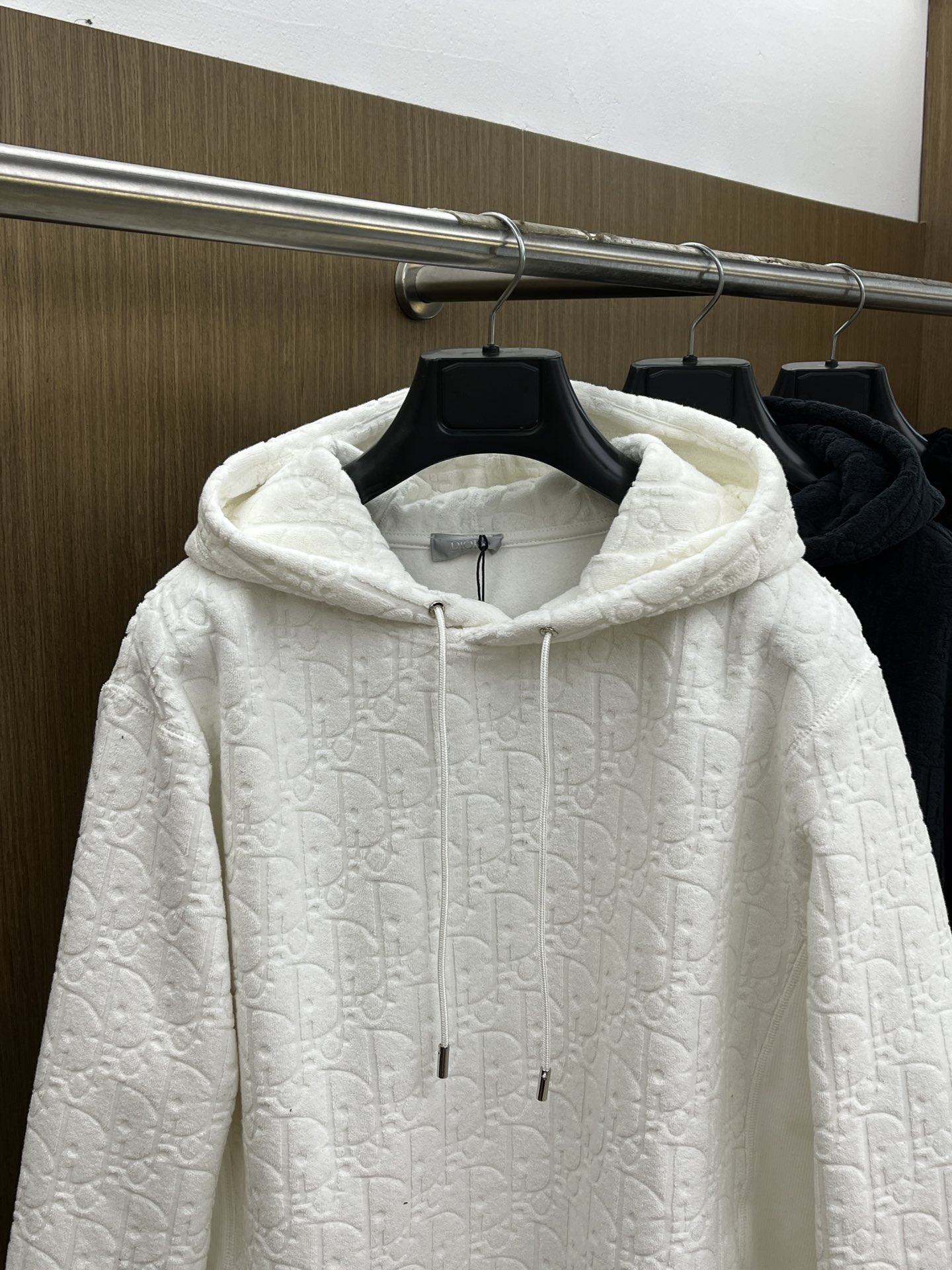 Dior迪奥经典卫衣解锁衣橱里的高阶氛围感当时尚与舒适完美邂逅，Dior这款连帽卫衣便应运而生，成为无数