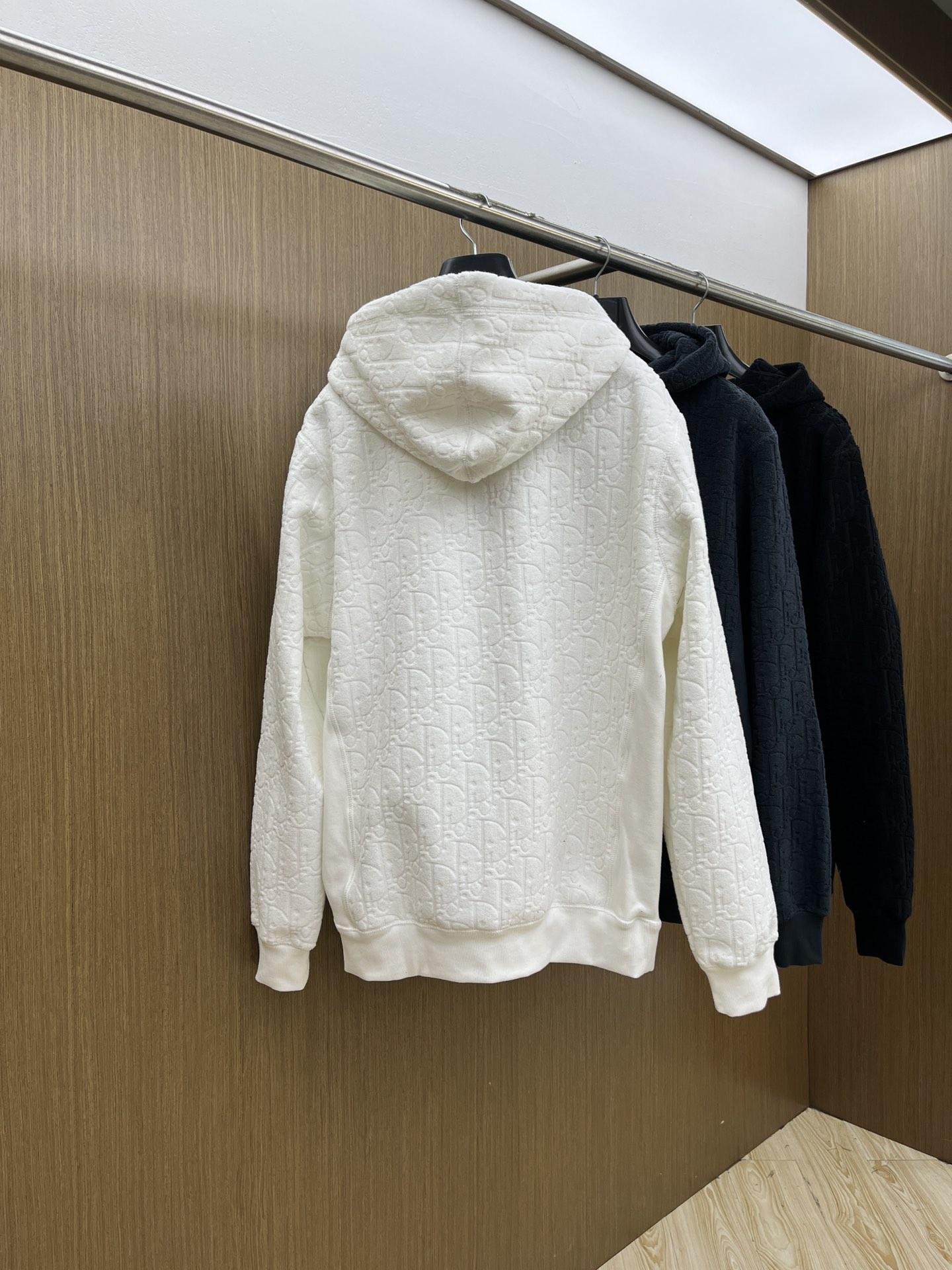 Dior迪奥经典卫衣解锁衣橱里的高阶氛围感当时尚与舒适完美邂逅，Dior这款连帽卫衣便应运而生，成为无数