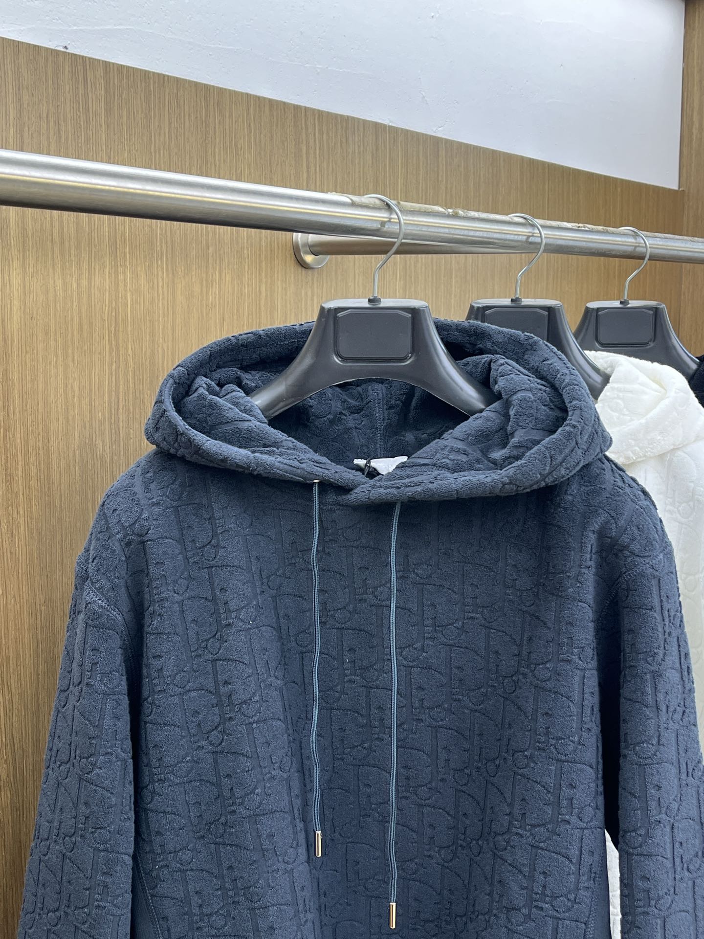 Dior迪奥经典卫衣解锁衣橱里的高阶氛围感当时尚与舒适完美邂逅，Dior这款连帽卫衣便应运而生，成为无数