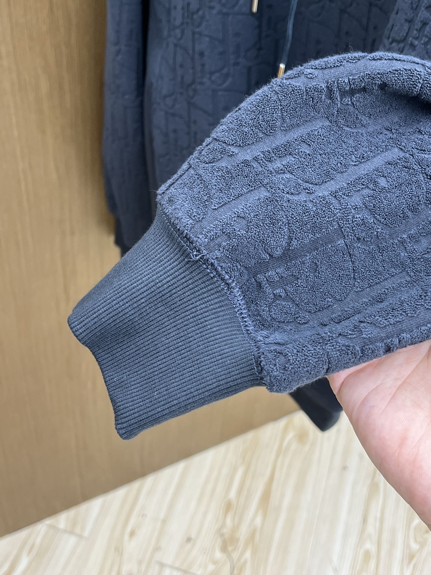 Dior迪奥经典卫衣解锁衣橱里的高阶氛围感当时尚与舒适完美邂逅，Dior这款连帽卫衣便应运而生，成为无数