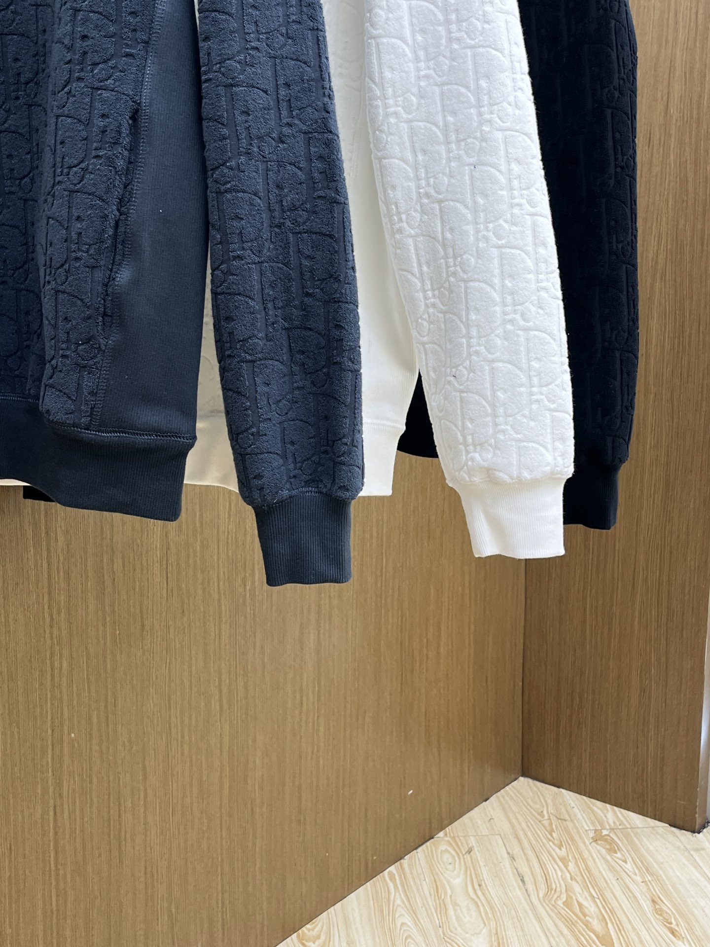 Dior迪奥经典卫衣解锁衣橱里的高阶氛围感当时尚与舒适完美邂逅，Dior这款连帽卫衣便应运而生，成为无数