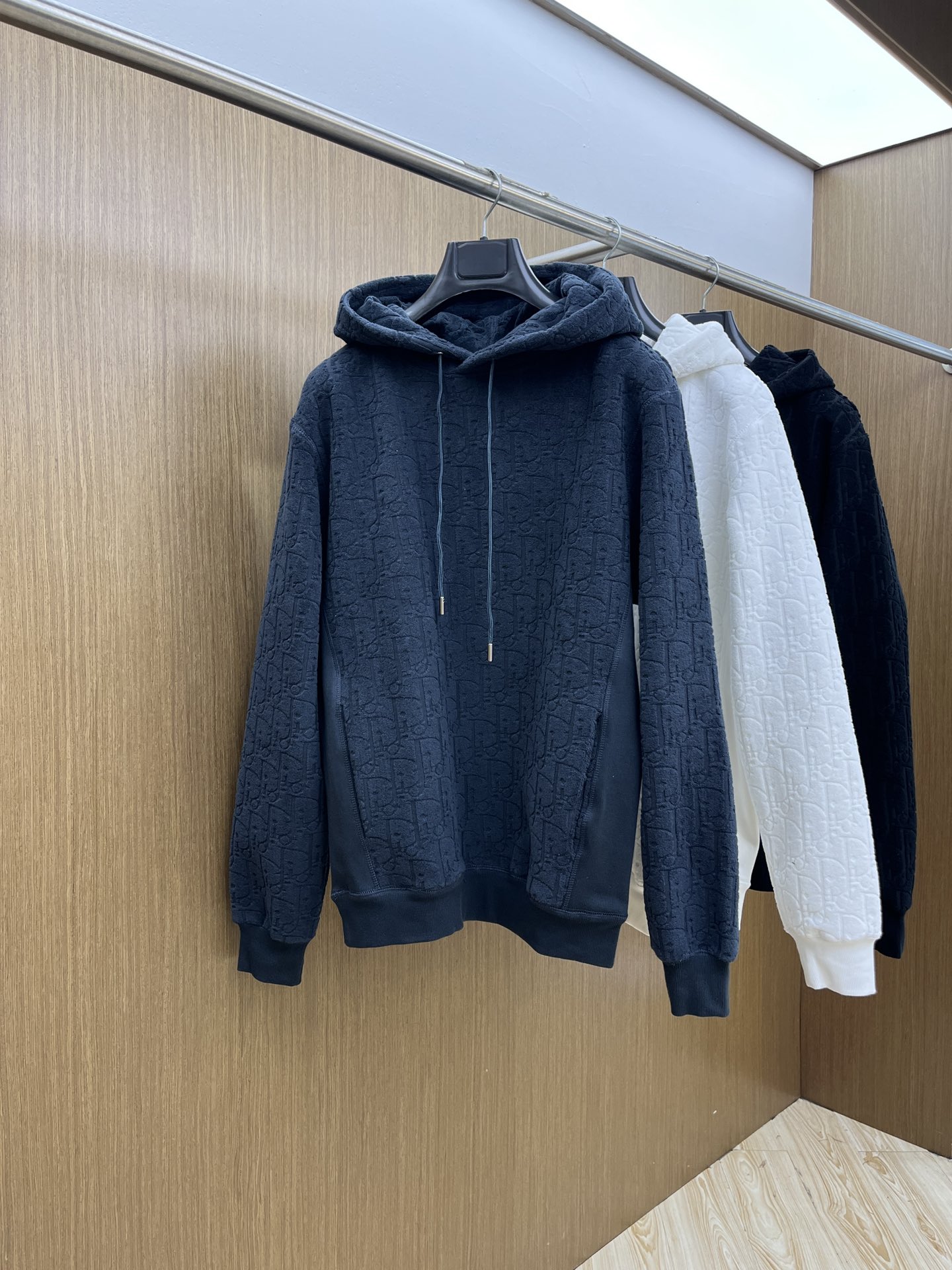 Dior迪奥经典卫衣解锁衣橱里的高阶氛围感当时尚与舒适完美邂逅，Dior这款连帽卫衣便应运而生，成为无数