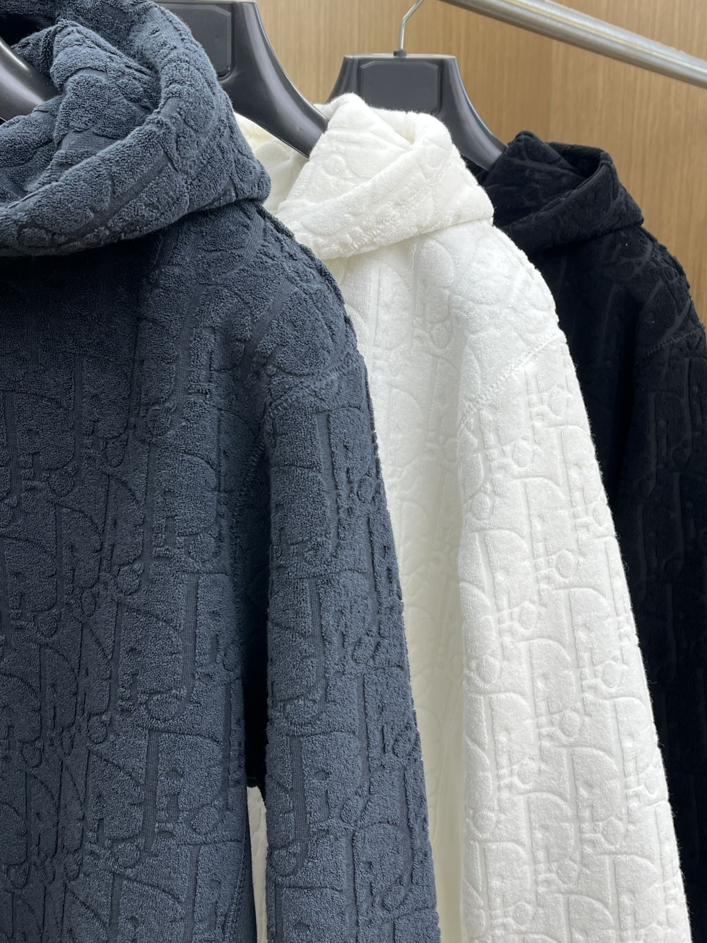 Dior迪奥经典卫衣解锁衣橱里的高阶氛围感当时尚与舒适完美邂逅，Dior这款连帽卫衣便应运而生，成为无数