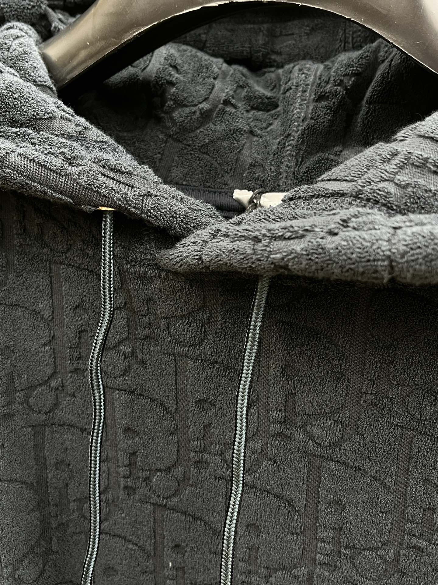 Dior迪奥经典卫衣解锁衣橱里的高阶氛围感当时尚与舒适完美邂逅，Dior这款连帽卫衣便应运而生，成为无数