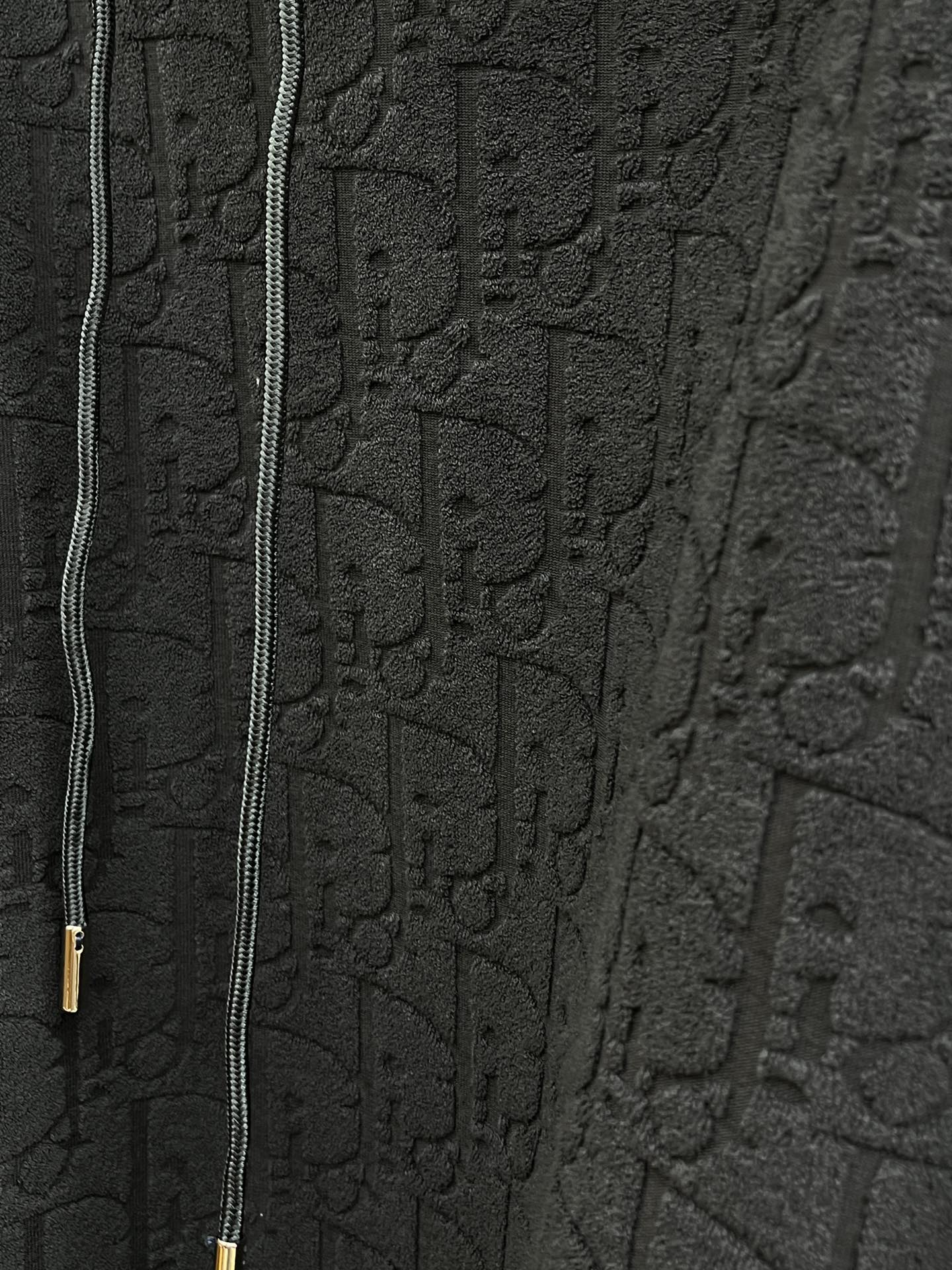 Dior迪奥经典卫衣解锁衣橱里的高阶氛围感当时尚与舒适完美邂逅，Dior这款连帽卫衣便应运而生，成为无数