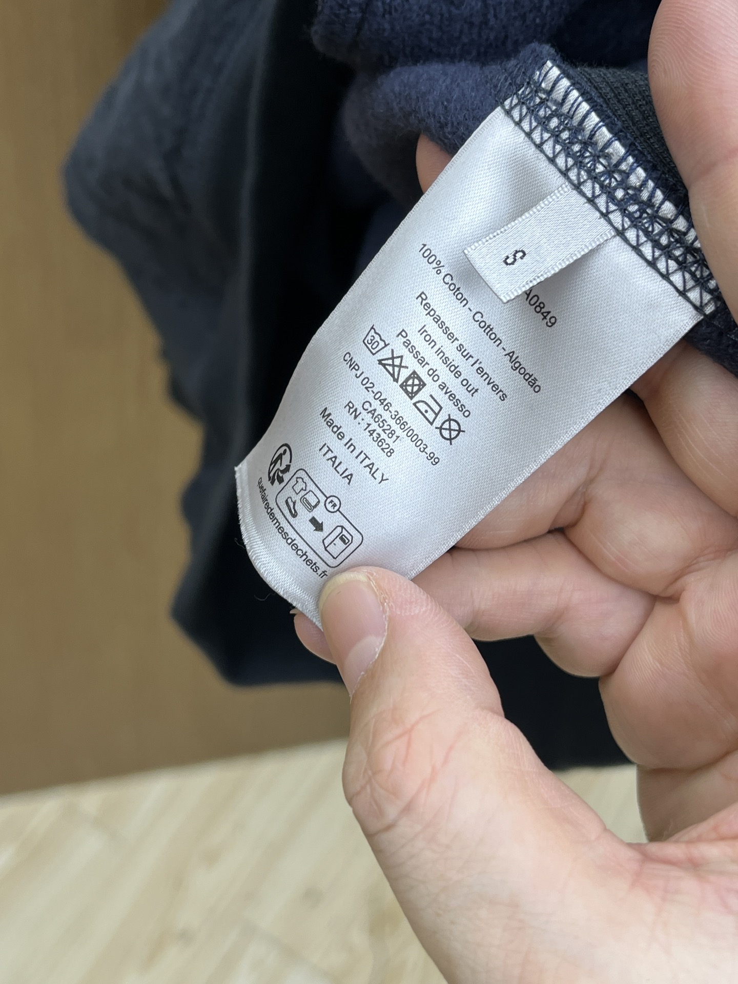 Dior迪奥经典卫衣解锁衣橱里的高阶氛围感当时尚与舒适完美邂逅，Dior这款连帽卫衣便应运而生，成为无数