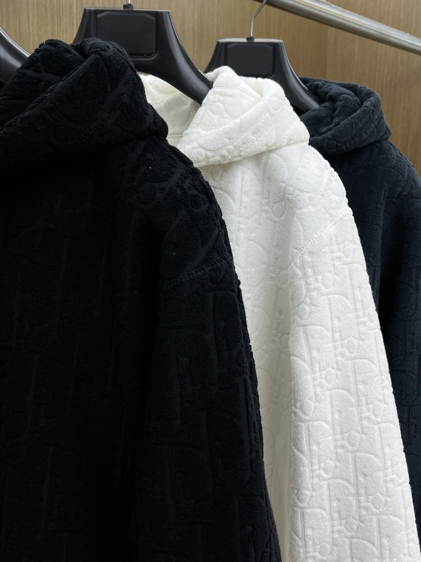 Dior迪奥经典卫衣解锁衣橱里的高阶氛围感当时尚与舒适完美邂逅，Dior这款连帽卫衣便应运而生，成为无数