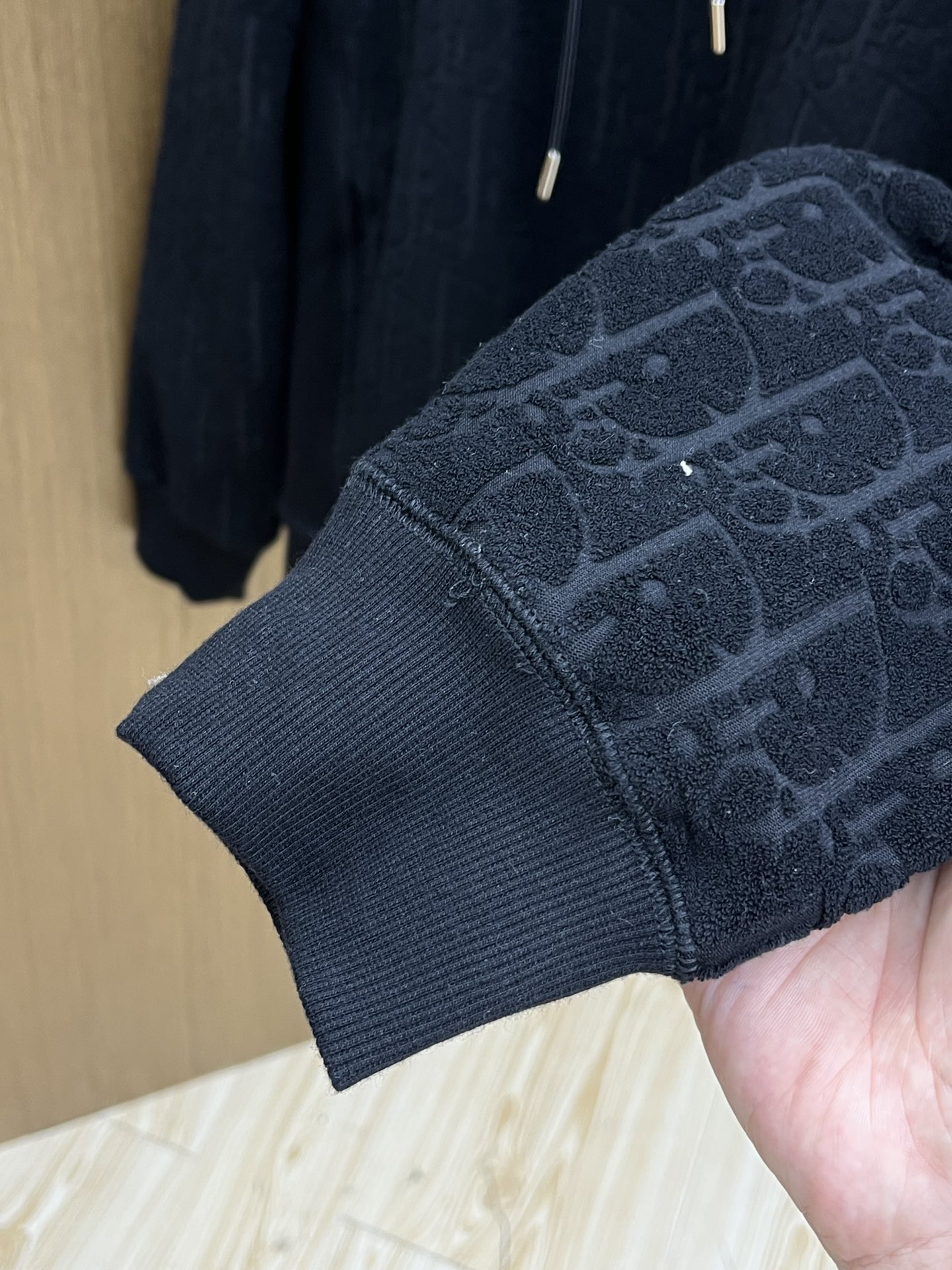 Dior迪奥经典卫衣解锁衣橱里的高阶氛围感当时尚与舒适完美邂逅，Dior这款连帽卫衣便应运而生，成为无数