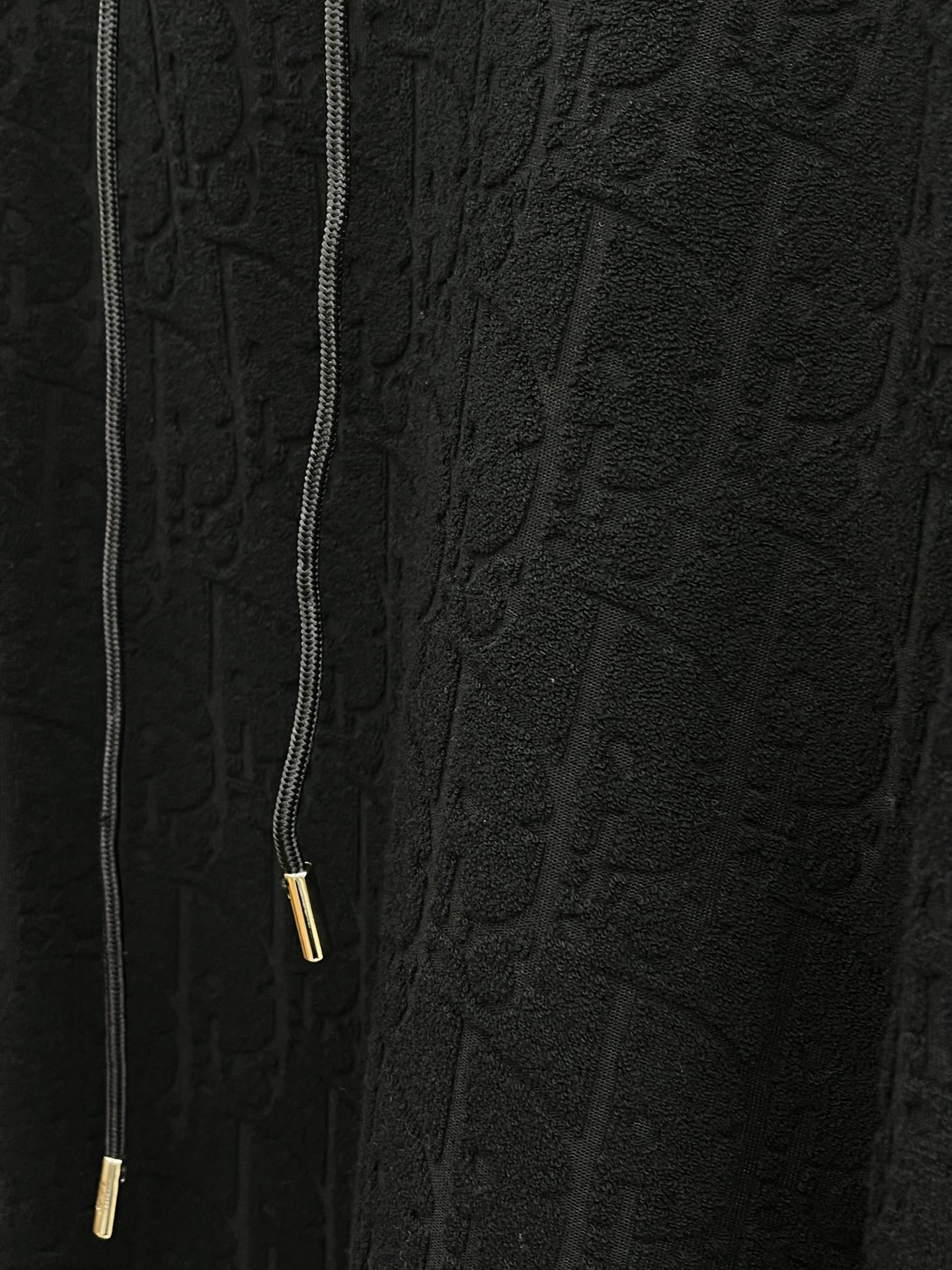 Dior迪奥经典卫衣解锁衣橱里的高阶氛围感当时尚与舒适完美邂逅，Dior这款连帽卫衣便应运而生，成为无数