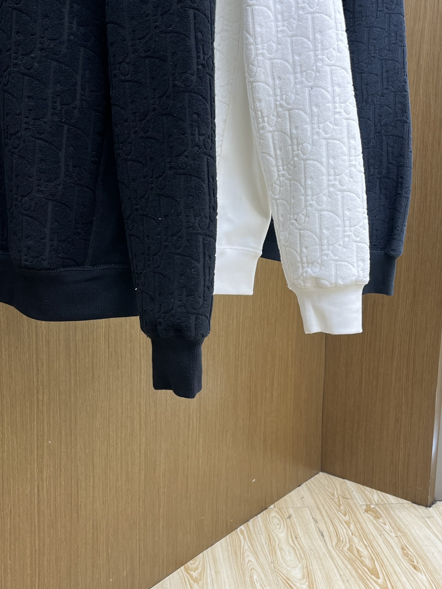 Dior迪奥经典卫衣解锁衣橱里的高阶氛围感当时尚与舒适完美邂逅，Dior这款连帽卫衣便应运而生，成为无数