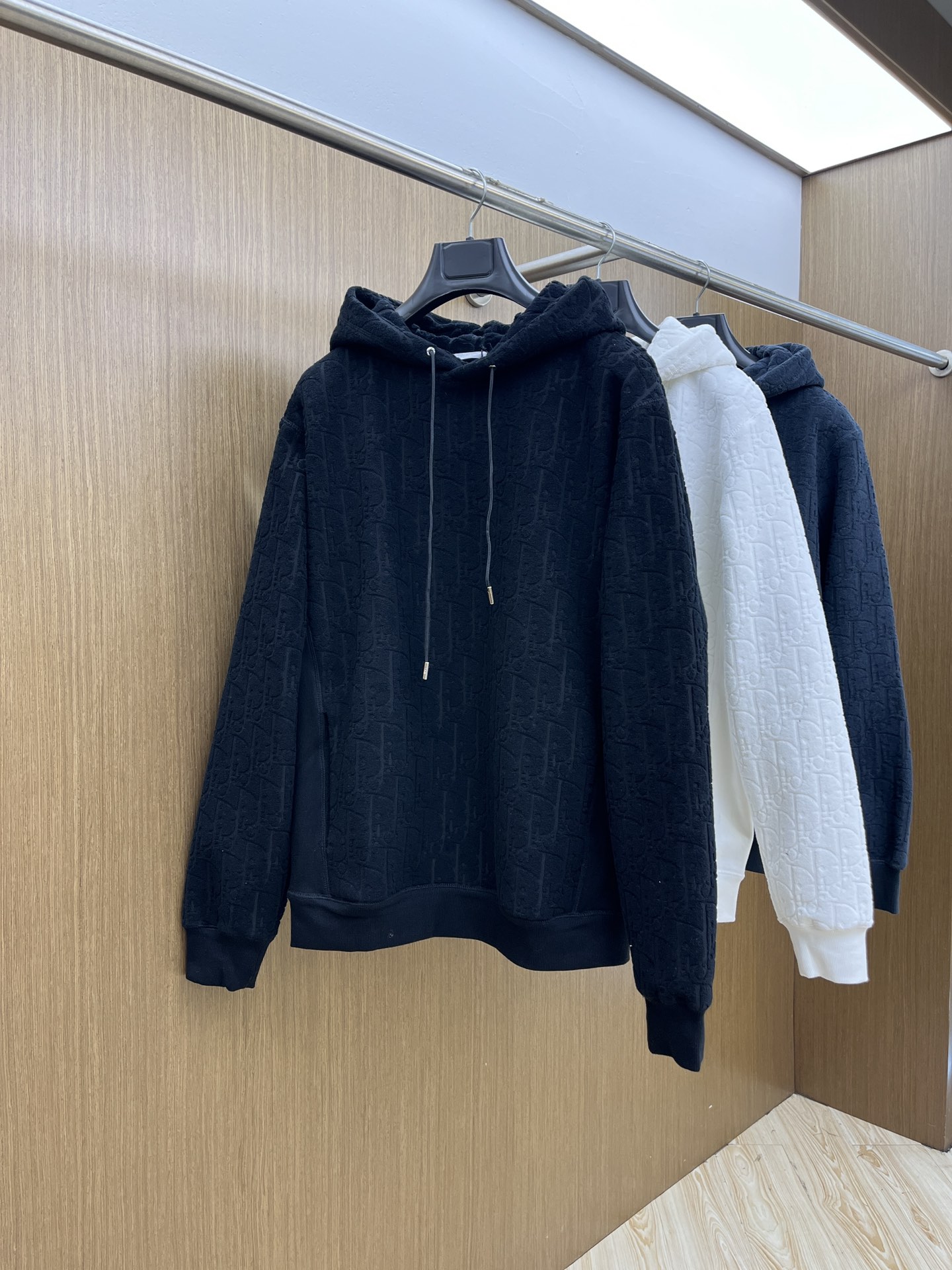 NO:530039,Dior classic sweatshirt unlocks the high-end atmosphere in the closet. When fashion and comfort are perfectly encountered, Dior's hooded sweatshirt came into being and became a 'treasure item' in the closets of countless fashion experts. Ingenious ingenuity, classic dark patterns tell the brand's heritage Dior has always been synonymous with luxury and taste, and this hooded sweatshirt is no exception. The delicate dark patterns are all over the body, seemingly low-key and restrained, but in fact they hide the world. GZ's exquisite pattern is Dior's unique fashion language. Each pattern has been carefully crafted, as if silently telling the brand's century-old history and inheritance. The dark details exposed inadvertently are the most direct display of high-end taste, allowing you to stand out from the crowd and exude unique charm. The exquisite style and inclusive beauty show your casual attitude  High-quality fabrics, caring for every inch of skin. Dior is even more uncompromising in the choice of fabrics. Selecting high-quality soft fabrics is excellent in skin-friendly, as if it is covering the skin with a warm 'protective film'. Wearing it, whether you are strolling on the bustling streets or hiding at home to enjoy your leisure time, you can feel an unparalleled comfort experience. At the same time, the fabric has good breathability and warmth, which can resist you in the cool autumn days without making you feel stuffy and restrained, truly achieving a perfect fusion of fashion and practicality. Wearing versatile, unlocking diverse fashion possibilities. Color black, white, navy blue Size S-XXL,,dior,dior,hoodie,sweatshirts,hats,alexander wang19860909Dior迪奥经典卫衣解锁衣橱里的高阶氛围感 当时尚与舒适完美邂逅,Dior这款连帽卫衣便应运而生,成为无数时尚达人衣橱里的“宝藏单品”. 匠心独具,经典暗纹诉说品牌底蕴 Dior一直以来都是奢华与品位的代名词,这款连帽卫衣自然也不例外.细腻的暗纹遍布衣身,看似低调内敛,实则暗藏乾坤.GZ 那精致的图案,是Dior独有的时尚语言,每一道纹路都经过精心雕琢,仿佛在无声诉说着品牌百年的历史与传承.不经意间露出的暗纹细节,就是对高级品味最直白的彰显,让你在人群中脱颖而出,散发独特魅力. 考究版型,包容之美尽显随性态度 优质面料,贴心守护每一寸肌肤 在面料的选择上,Dior更是毫不妥协.精选高品质的柔软织物,亲肤性极佳,仿佛给肌肤披上了一层温暖的“保护膜”.穿着它,无论是漫步在繁华的街头,还是窝在家里享受闲暇时光,都能感受到无与伦比的舒适体验.同时,面料具备良好的透气性与保暖性,既能在微凉的秋日为你抵御寒意,又不会让你感到闷热与束缚,真正做到了时尚与实用的完美融合. 穿搭百搭,解锁多元时尚可能 颜色黑 白 藏青 尺码S-XXL,,dior,dior,hoodie,sweatshirts,hats,alexander wang,Men's clothing