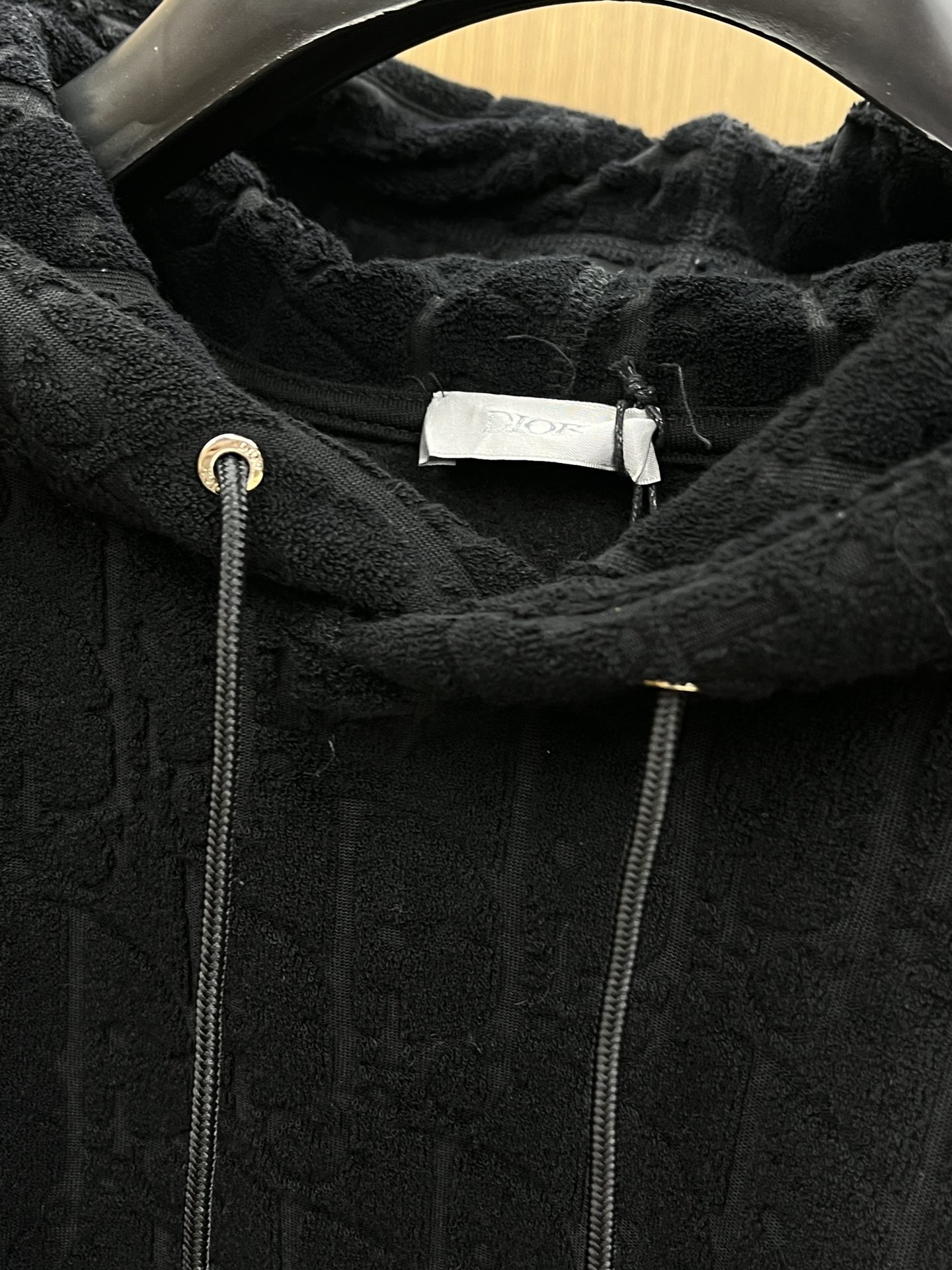 Dior迪奥经典卫衣解锁衣橱里的高阶氛围感当时尚与舒适完美邂逅，Dior这款连帽卫衣便应运而生，成为无数