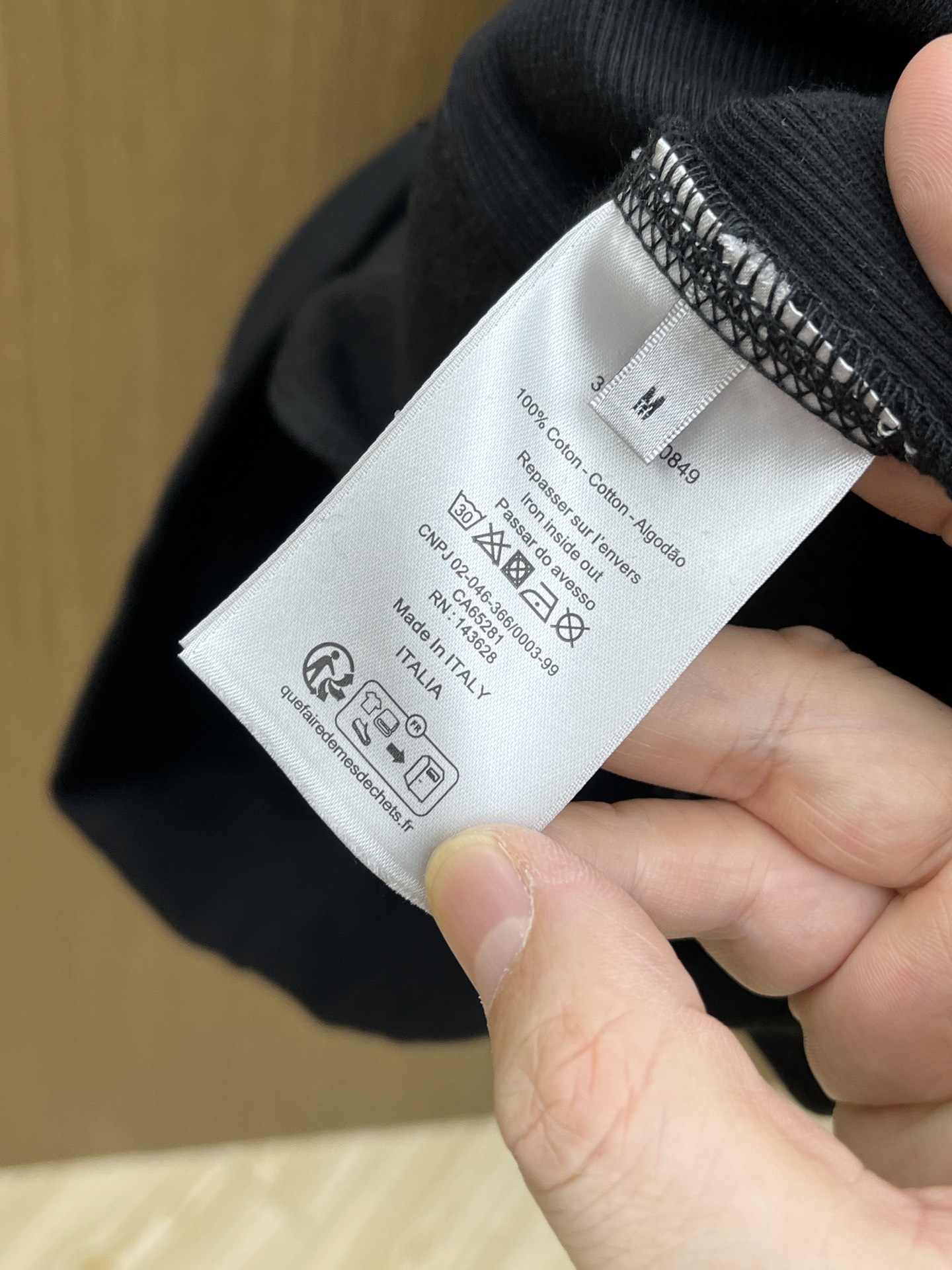 Dior迪奥经典卫衣解锁衣橱里的高阶氛围感当时尚与舒适完美邂逅，Dior这款连帽卫衣便应运而生，成为无数