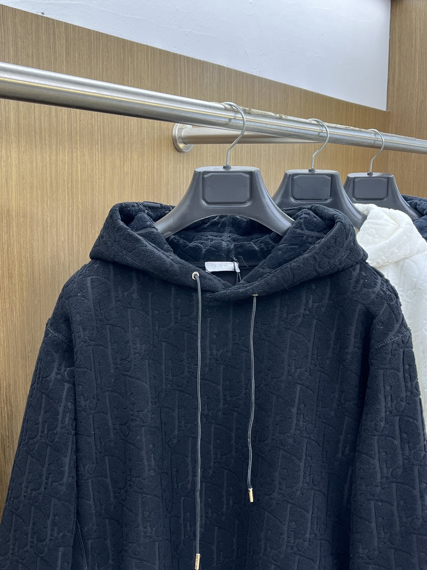 Dior迪奥经典卫衣解锁衣橱里的高阶氛围感当时尚与舒适完美邂逅，Dior这款连帽卫衣便应运而生，成为无数