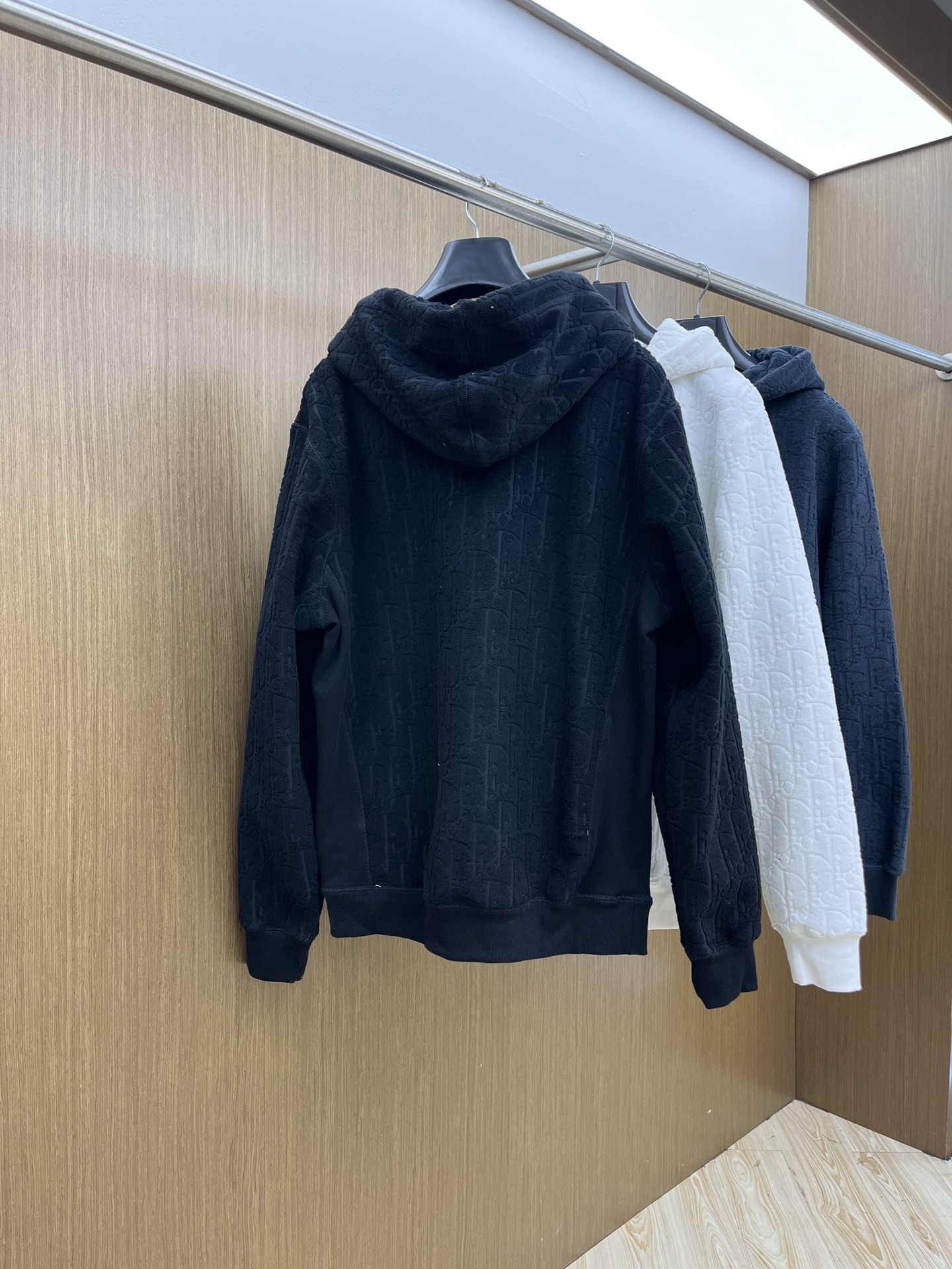 Dior迪奥经典卫衣解锁衣橱里的高阶氛围感当时尚与舒适完美邂逅，Dior这款连帽卫衣便应运而生，成为无数