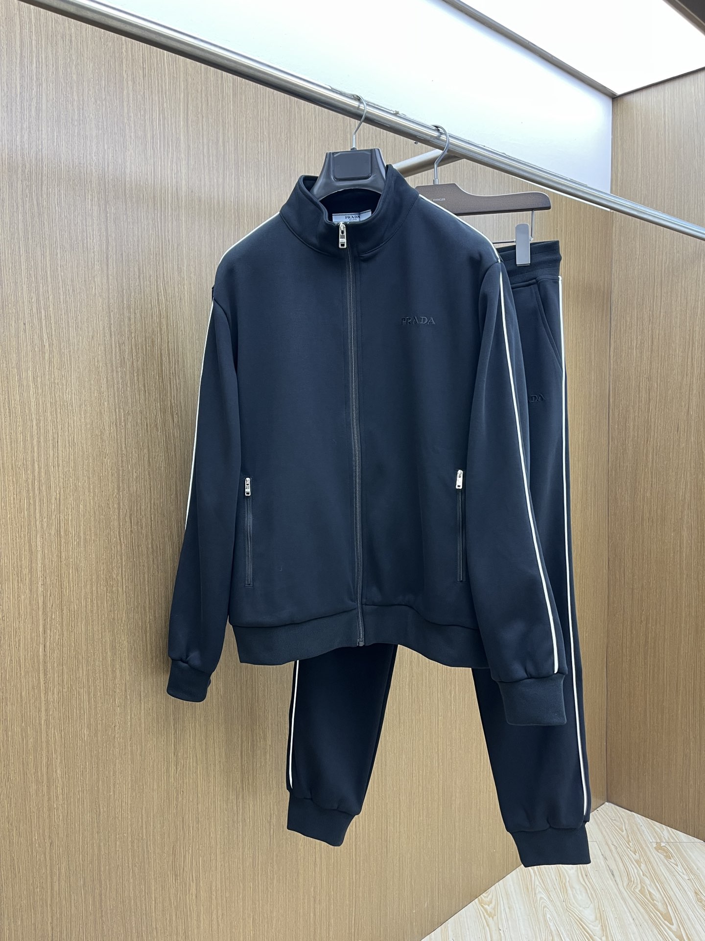 NO:531133,Autumn and Winter/set PD official website exclusively available, high-end exclusive customized model, new autumn and winter counters with the same casual set, breathable and comfortable and casual!  Full of high-end feeling!  The details are exquisite and high-end, and the workmanship is impeccable!  The original high-end fabric looks high-end!  The fabric is crisp, wrinkle-resistant, wear-resistant, warm, neat and stylish. This autumn and winter, everyone must buy a set. You must be handsome and handsome. You are a very recommended model for your family!  A02 counter size 48-56/M-3XL, alexander wang19860909秋冬/套 PD 官网独家专供 高端独家定制款 秋冬新款专柜同款休闲套装,透气舒适休闲！高级感满满！细节精致高档,做工无可挑剔！原版高端面料很显高级！面料挺括抗皱耐磨,保暖利落有型 这个秋冬每人必须入手一套 穿上必须是醉帅气的 醉nice的 咋们家特别推荐款！A02专柜尺码48-56/M-3XL,,alexander wang,Men's clothing