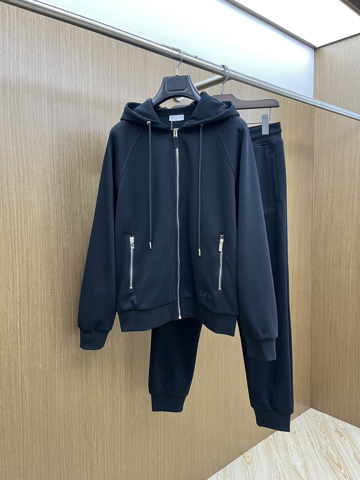 NO:531139,Autumn and Winter/Set CD Exclusively available on the official website, high-end exclusive customized models, the same casual set for the new autumn and winter counter, breathable and comfortable and casual!  Full of high-end feeling!  The details are exquisite and high-end, and the workmanship is impeccable!  The original high-end fabric looks high-end!  The fabric is crisp, wrinkle-resistant, wear-resistant, warm, neat and stylish. This autumn and winter, everyone must buy a set. You must be handsome and handsome. You are a very recommended model for your family!  A02 counter size 48-56/M-3XL, alexander wang19860909秋冬/套 CD 官网独家专供 高端独家定制款 秋冬新款专柜同款休闲套装,透气舒适休闲！高级感满满！细节精致高档,做工无可挑剔！原版高端面料很显高级！面料挺括抗皱耐磨,保暖利落有型 这个秋冬每人必须入手一套 穿上必须是醉帅气的 醉nice的 咋们家特别推荐款！A02专柜尺码48-56/M-3XL,,alexander wang,Men's clothing