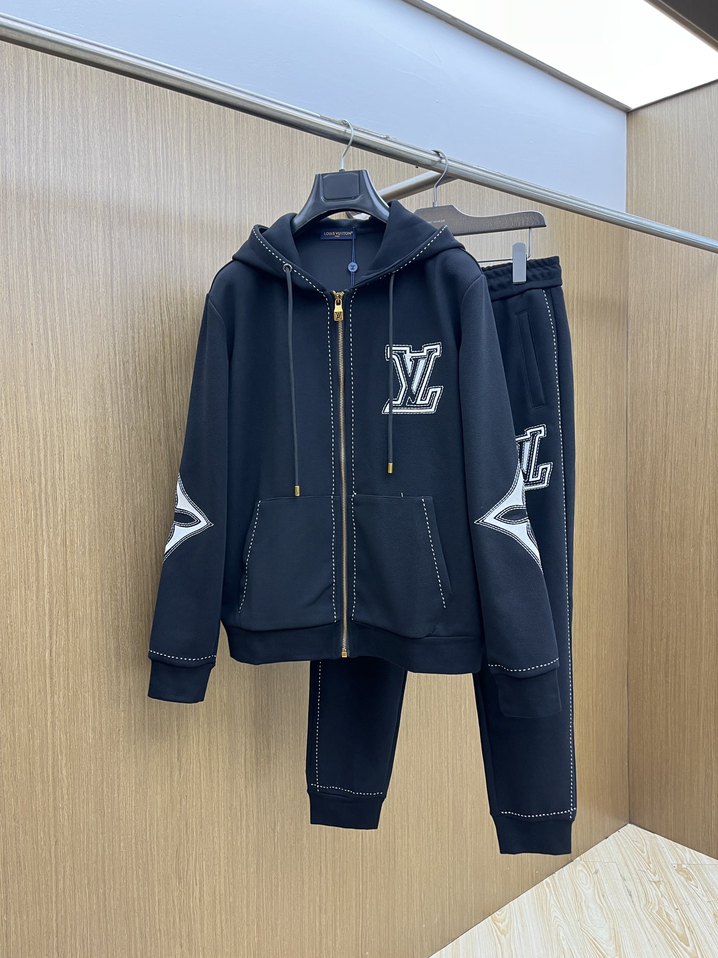 NO:550232,Autumn and Winter/Set Lv New Year's latest style set m-xxxl Latest classic yellow strap weighted embroidered letter arrangement classic pattern trendy hooded casual cardigan set, top quality counter for sale, top production craft imported fabric, unique design of counter style, fls uses imported high-end custom imported silk thread with first-class feel!  !  !  ,louis vuitton,hats,alexander wang19860909秋冬/套 Lv 年最新款套装版型m-xxxl 最新最顶级经典黄色带子加重工刺绣字母排列经典图案潮流连帽休闲开衫套装,最顶级的品质专柜在售,顶级制作工艺进口面料,专柜款独特设计,fls采用进口高端订制进口丝线手感一流！！！,,louis vuitton,hats,alexander wang,Men's clothing