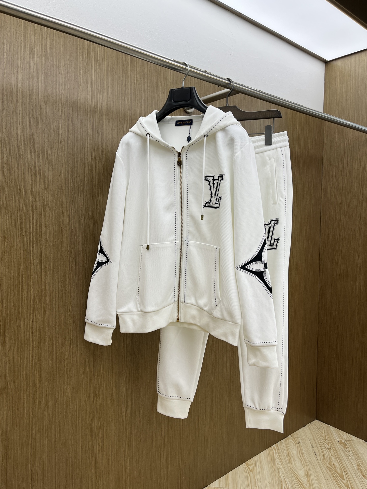 NO:531129,Autumn and Winter/Set Lv New Year's latest style set m-xxxl Latest classic yellow strap weighted embroidered letter arrangement classic pattern trendy hooded casual cardigan set, top quality counter for sale, top production craft imported fabric, unique design of counter style, fls uses imported high-end custom imported silk thread with first-class feel!  !  !  ,louis vuitton,hats,alexander wang19860909秋冬/套 Lv 年最新款套装版型m-xxxl 最新最顶级经典黄色带子加重工刺绣字母排列经典图案潮流连帽休闲开衫套装,最顶级的品质专柜在售,顶级制作工艺进口面料,专柜款独特设计,fls采用进口高端订制进口丝线手感一流！！！,,louis vuitton,hats,alexander wang,Men's clothing