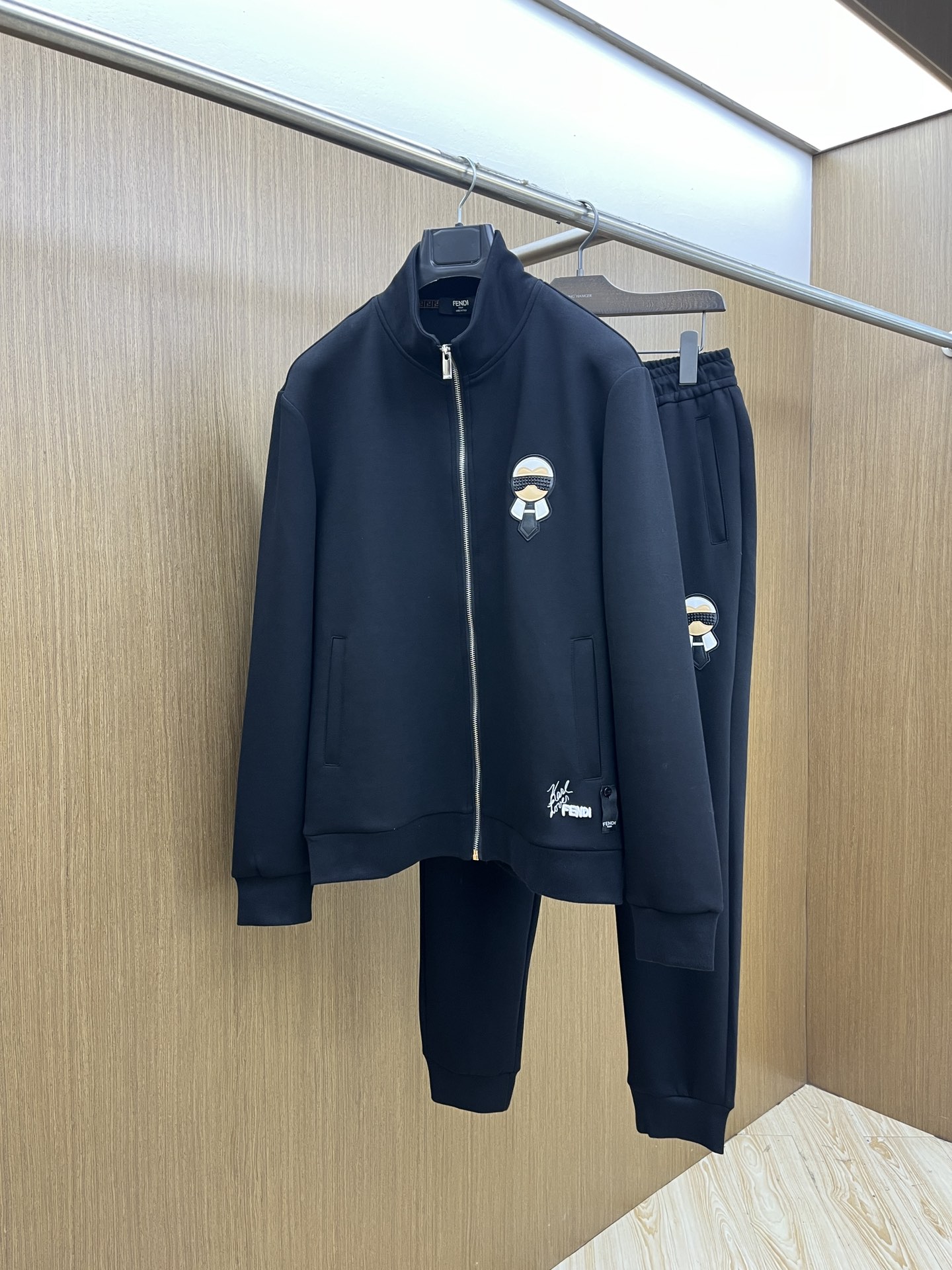 NO:531130,Autumn and Winter/Set FD New Year's latest style set m-xxxl The latest and most top classic yellow strap weighted embroidered letter arrangement classic pattern trendy hooded casual cardigan set, the top quality counter is on sale, the top production process imported fabric, the unique design of the counter model, the fls use imported high-end custom imported silk thread to feel first-class!  !  !  ,hats,alexander wang19860909秋冬/套 FD 年最新款套装版型m-xxxl 最新最顶级经典黄色带子加重工刺绣字母排列经典图案潮流连帽休闲开衫套装,最顶级的品质专柜在售,顶级制作工艺进口面料,专柜款独特设计,fls采用进口高端订制进口丝线手感一流！！！,,hats,alexander wang,Men's clothing