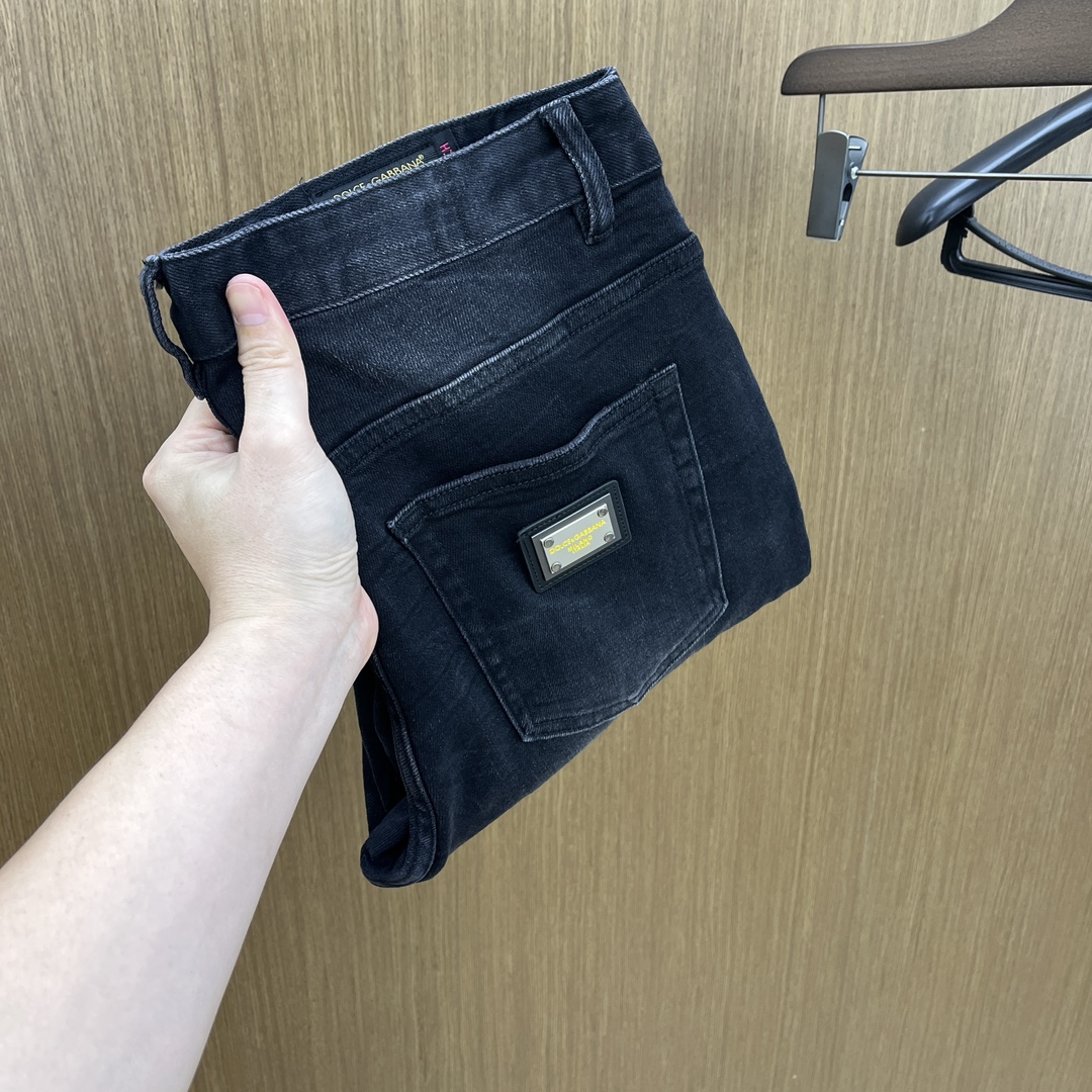 NO:565604,Autumn and winter DG new models are coming. Hot new products in autumn and winter are on sale. The best original jeans in physical stores, suitable for all ages. The highest version of European imported fabrics on the market. Comfortable, soft and skin-friendly, with super upper body effect, fashionable and versatile. fzh is straight and stylish, a wardrobe must-have!  Suitable for any occasion. Sizes: 29-38 without 35.37, jeans, alexander wang19860909秋冬 DG 新款来袭秋冬爆款新品 有售 实体店极品牛仔裤原版好货,适合各个年龄段.市场最高版本的欧洲进口面料.舒适柔软亲肤,上身效果超级棒时尚百搭 fzh笔挺有型,衣橱必备！适合任何场合穿着 尺码:29-38无35.37,,jeans,alexander wang,Men's clothing