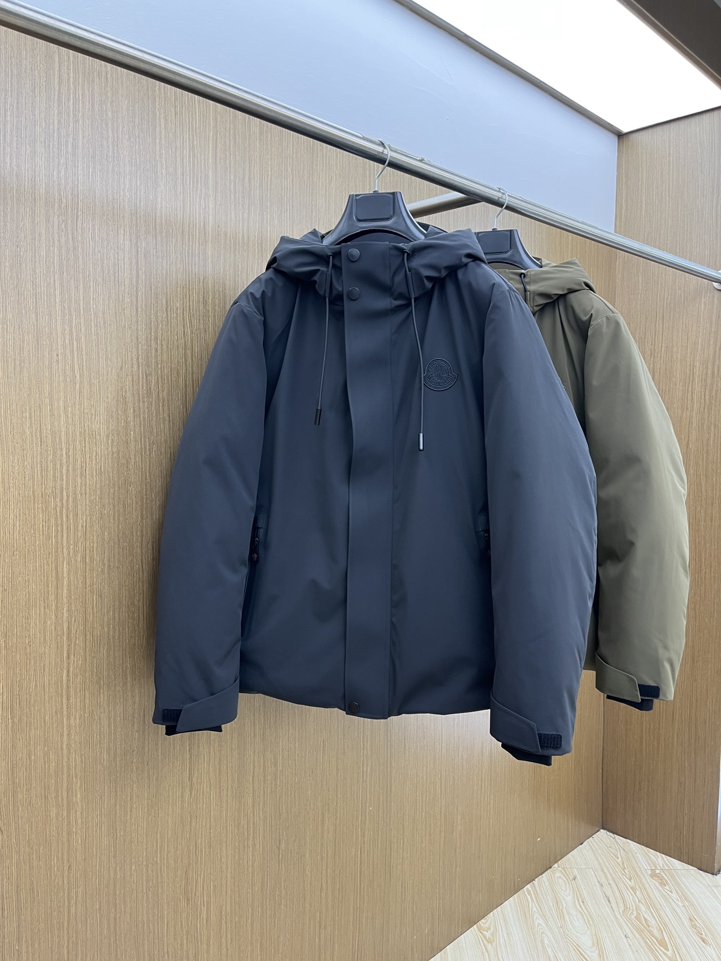 NO:527910,Autumn and winter down Mon autumn and winter new hooded down jacket Original custom hardware accessories are fully imported and customized. Welcome to compare. Absolute high quality. Top-grade 95 white duck down, super soft, fluffy and full, super heavy fsh fabric with a perfect fit, pay attention to the super comfortable fabric, Exclusive model, non-market goods, same style for men and women, Size M ~XXXL,, down jacket,hats,alexander wang19860909秋冬羽绒 Mon 秋冬新款连帽羽绒服 原版订制五金配件全进口原版定制 欢迎对比 绝对的高品质 采用顶级95白鸭绒 超柔软 充羽量蓬松饱满 超级重fsh面料做工杠杠的版型完美 注意面料超舒服 独家款 非市场货 男女同款 尺码M ～XXXL,,down jacket,hats,alexander wang,Men's clothing