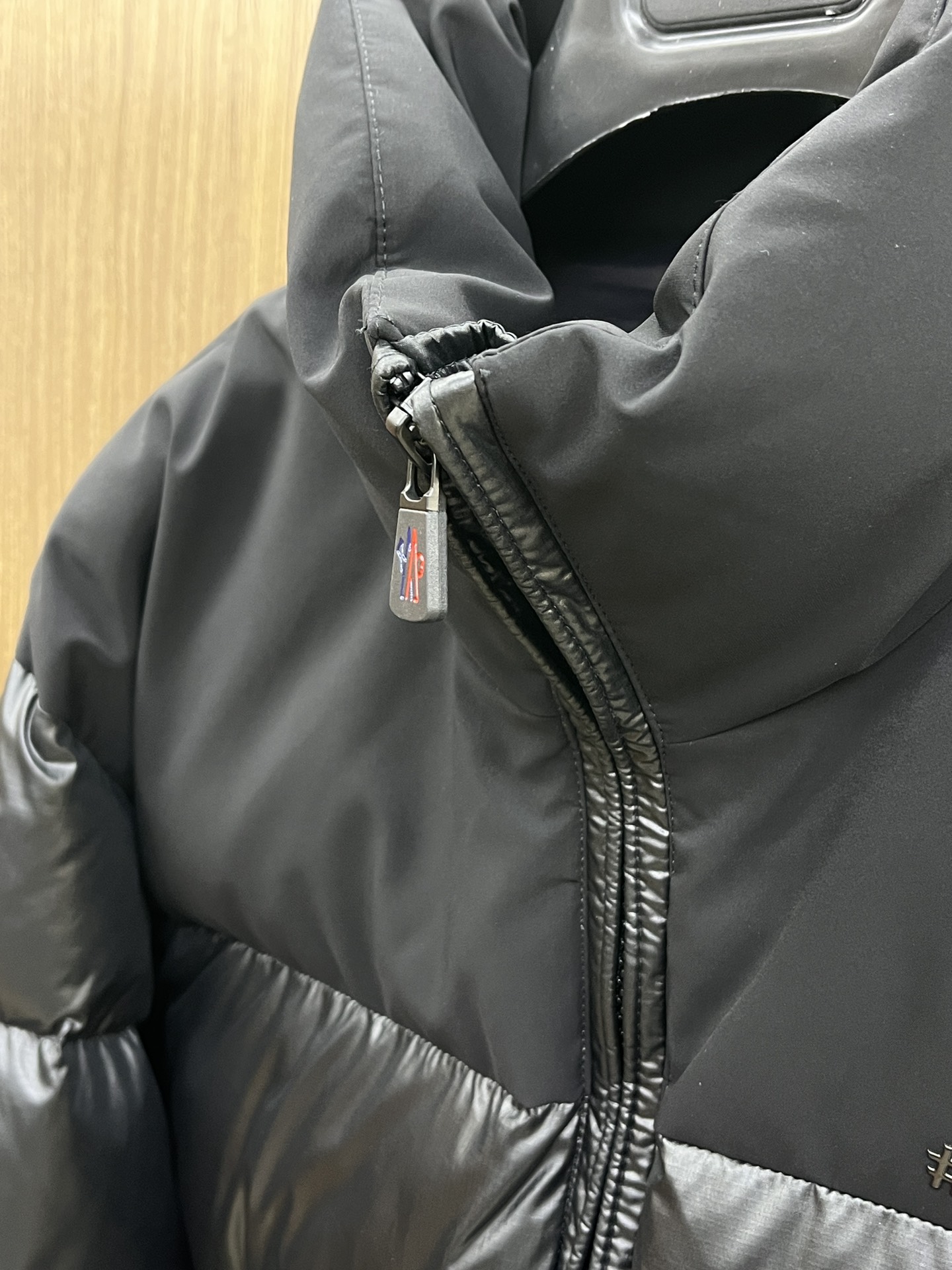 秋冬羽绒 Mon 🔥🔥最新款时尚设计师款羽绒外套.处处细节显工艺足够的高级 结构性剪裁的设计改变来展现男