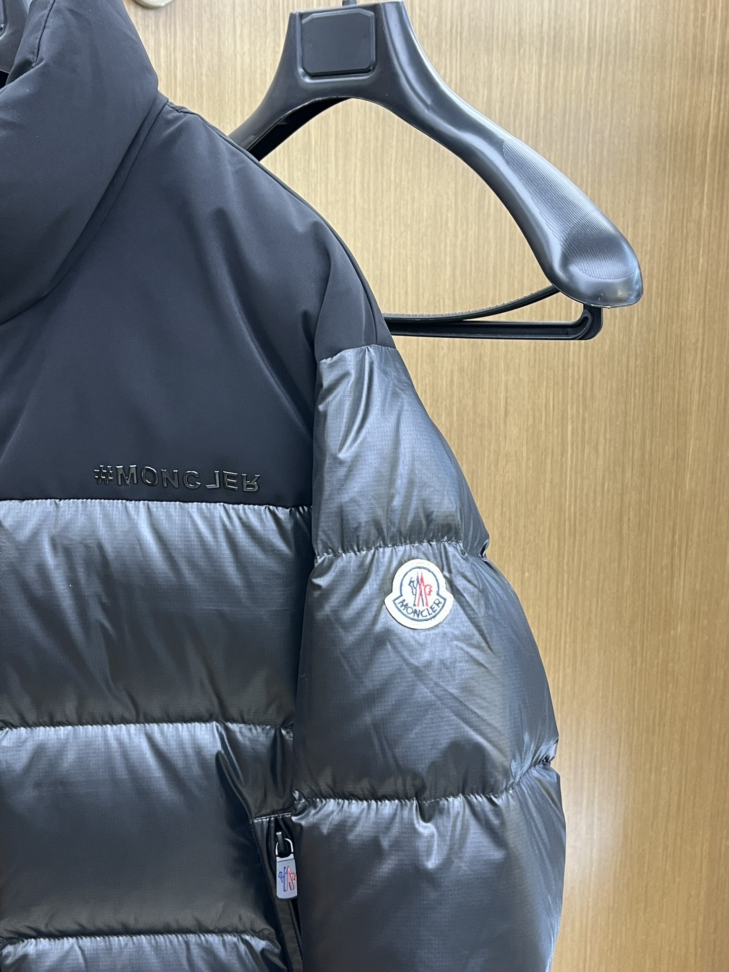 秋冬羽绒 Mon 🔥🔥最新款时尚设计师款羽绒外套.处处细节显工艺足够的高级 结构性剪裁的设计改变来展现男