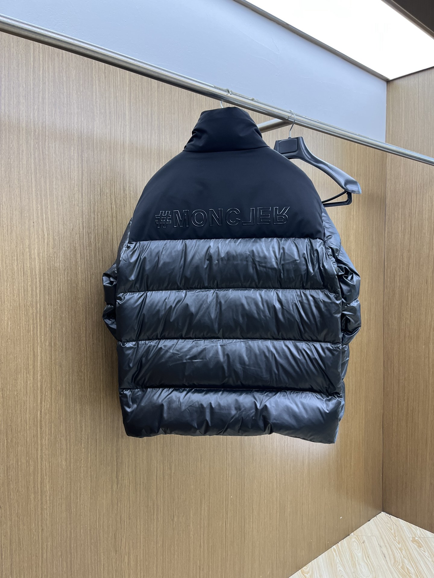 秋冬羽绒 Mon 🔥🔥最新款时尚设计师款羽绒外套.处处细节显工艺足够的高级 结构性剪裁的设计改变来展现男