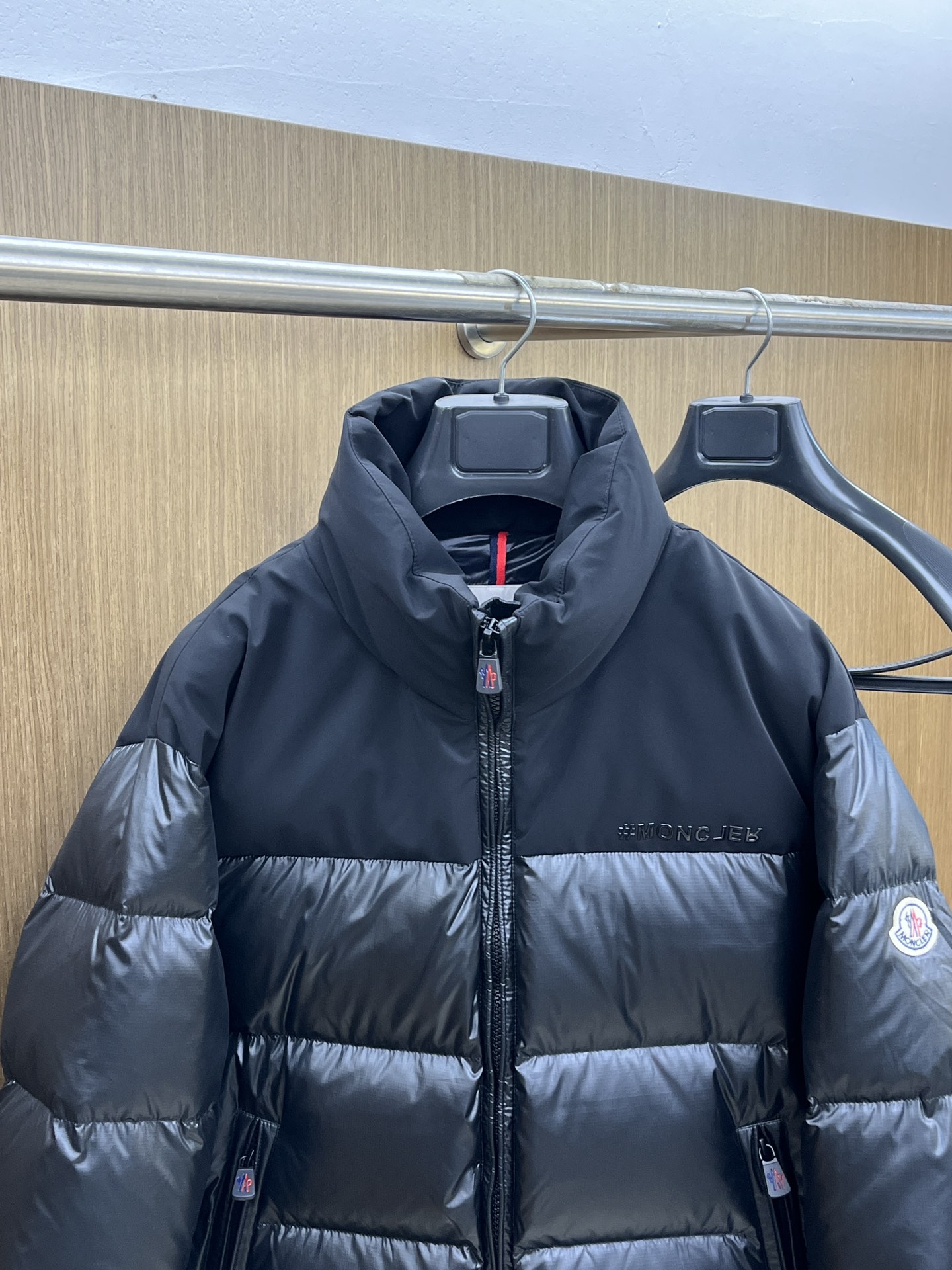 秋冬羽绒 Mon 🔥🔥最新款时尚设计师款羽绒外套.处处细节显工艺足够的高级 结构性剪裁的设计改变来展现男